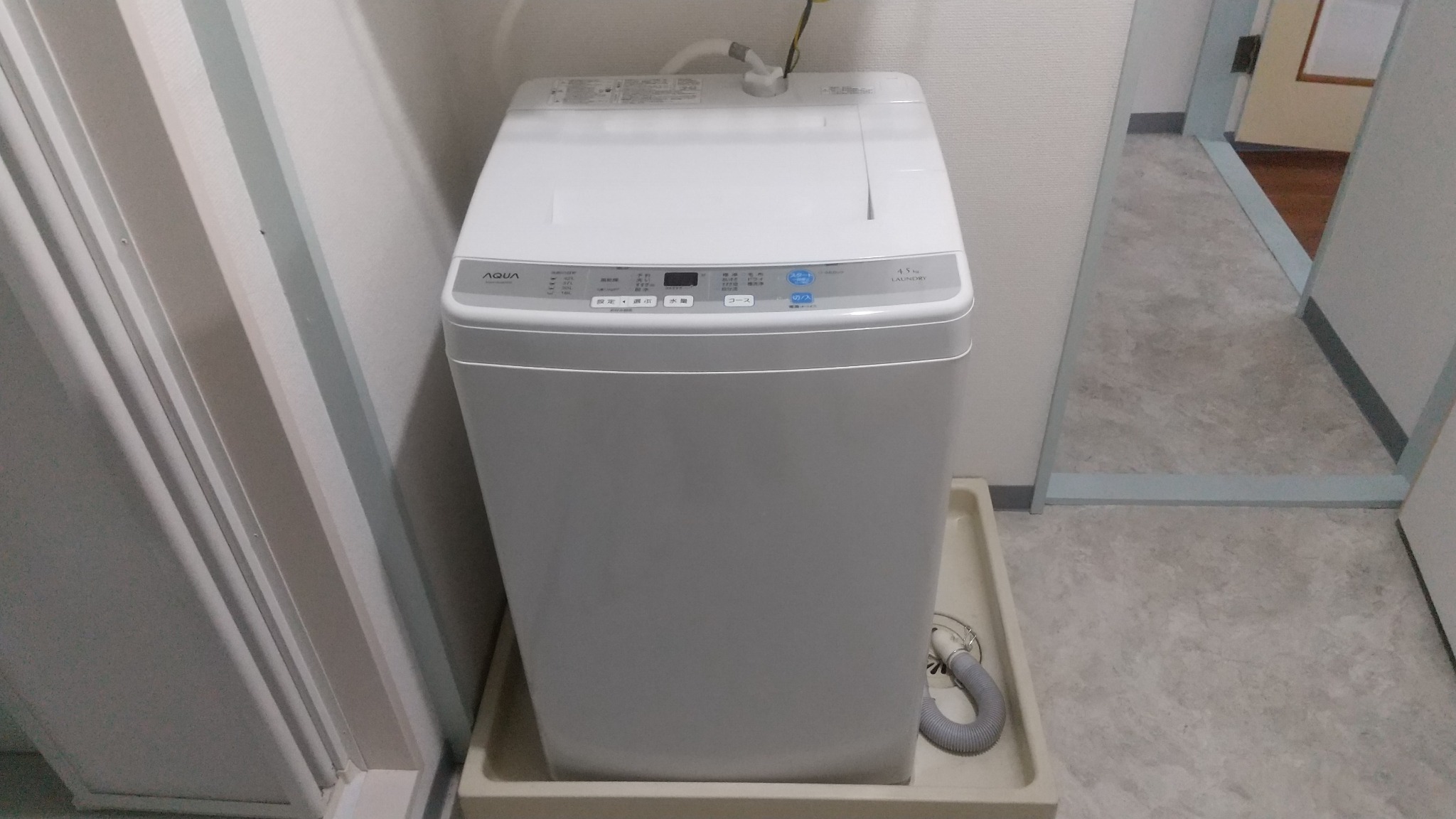 部屋内に洗濯機を敷設。洗剤、柔軟剤等はお客様用意。乾燥機は無くベランダで日干しが、または部屋干しです。
