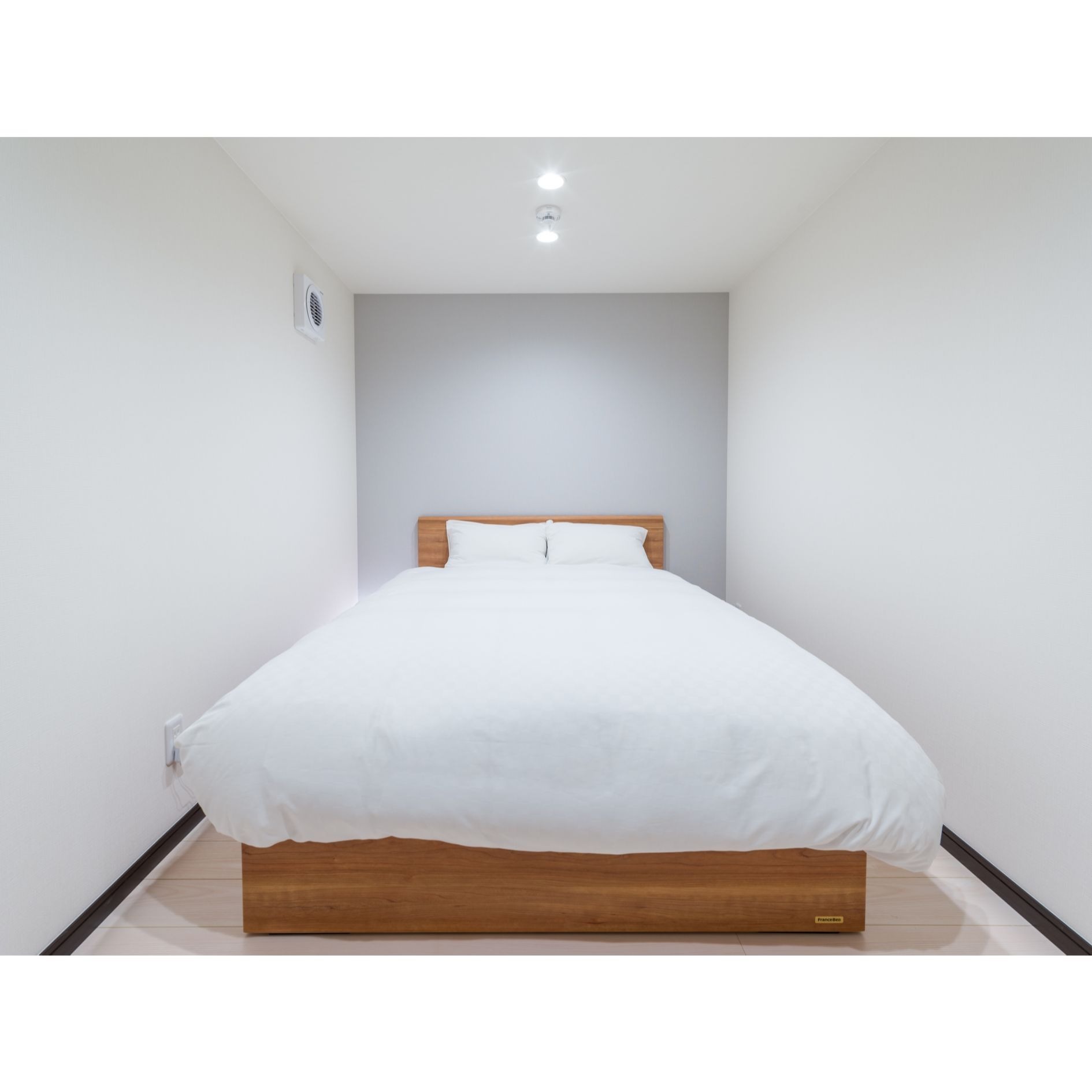 【寝室】白を基調にしたシンプルでスタイリッシュな空間です