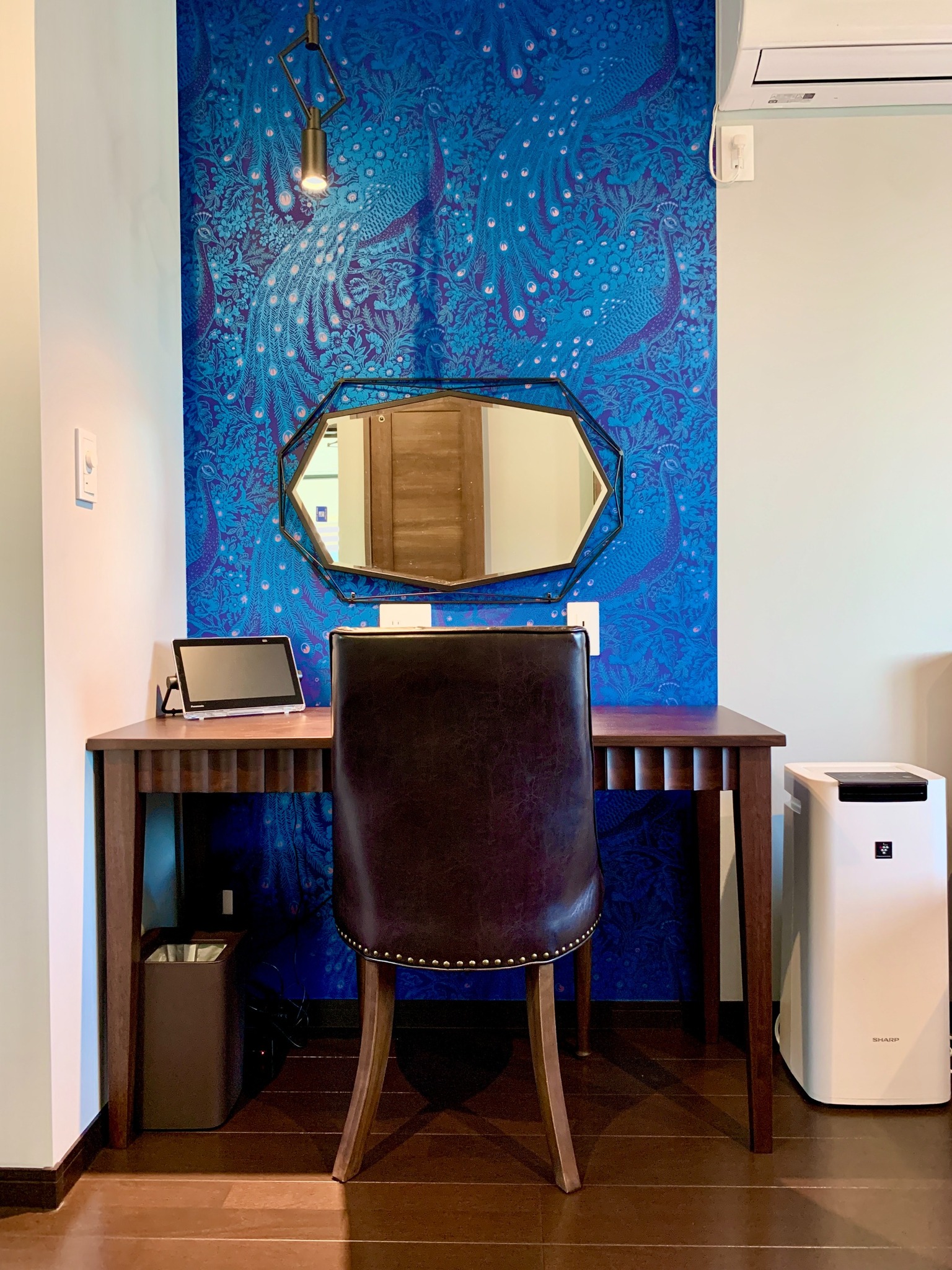 デスク、ポータブルTV、冷蔵庫、空気清浄機常設