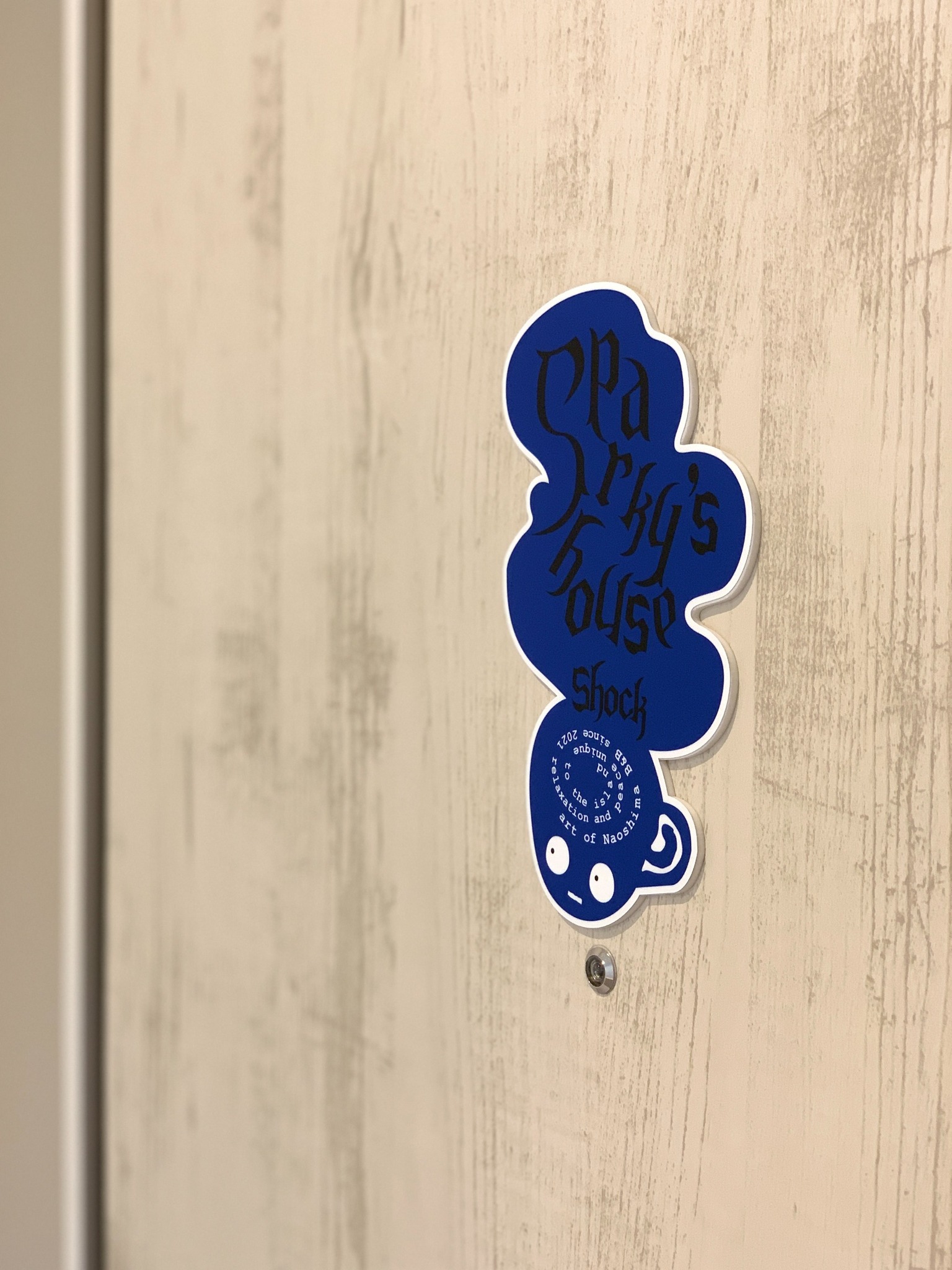 部屋の扉(部屋名「Shock(ショック)」)