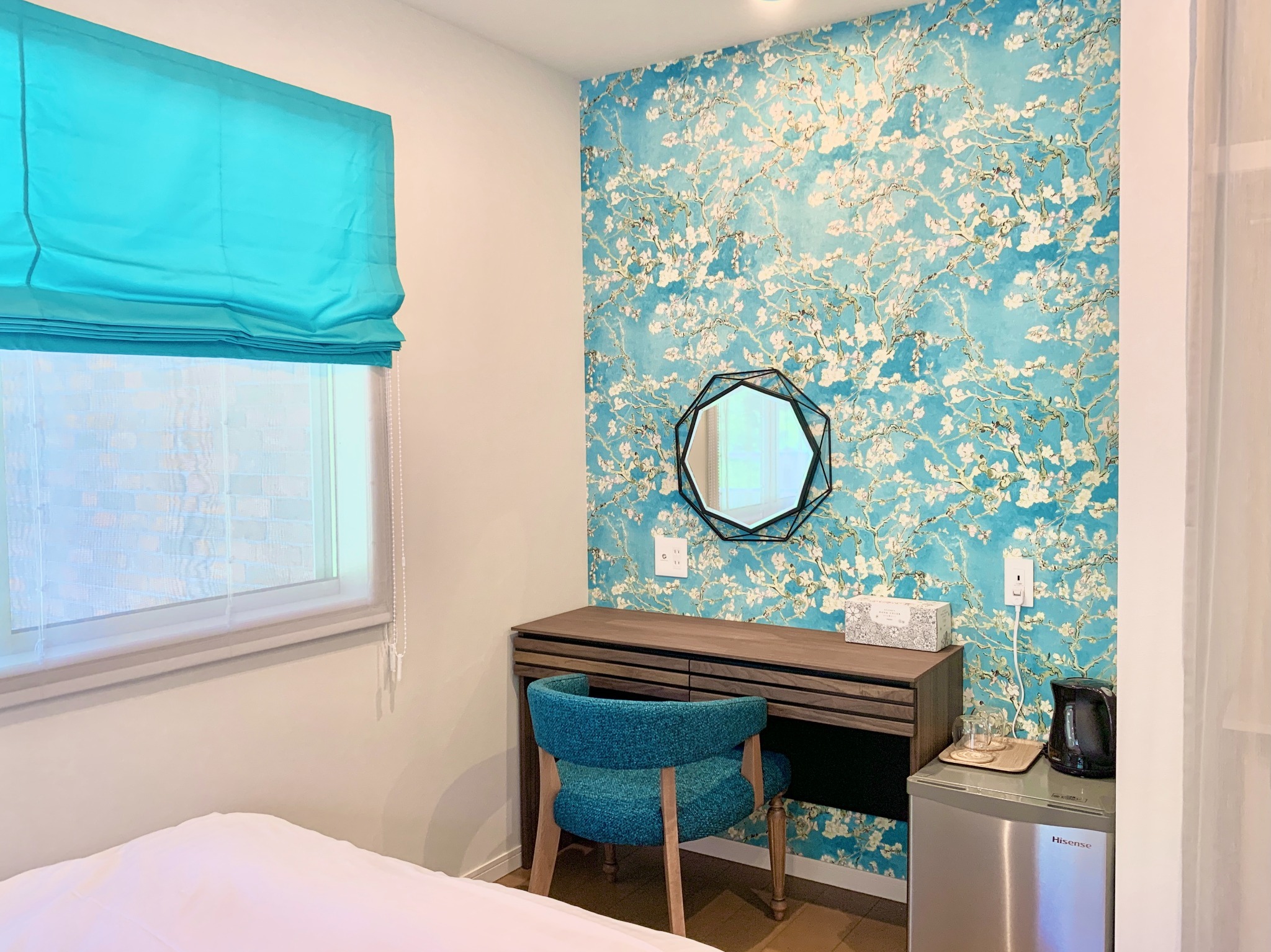 デスク、ポータブルTV、冷蔵庫、空気清浄機常設