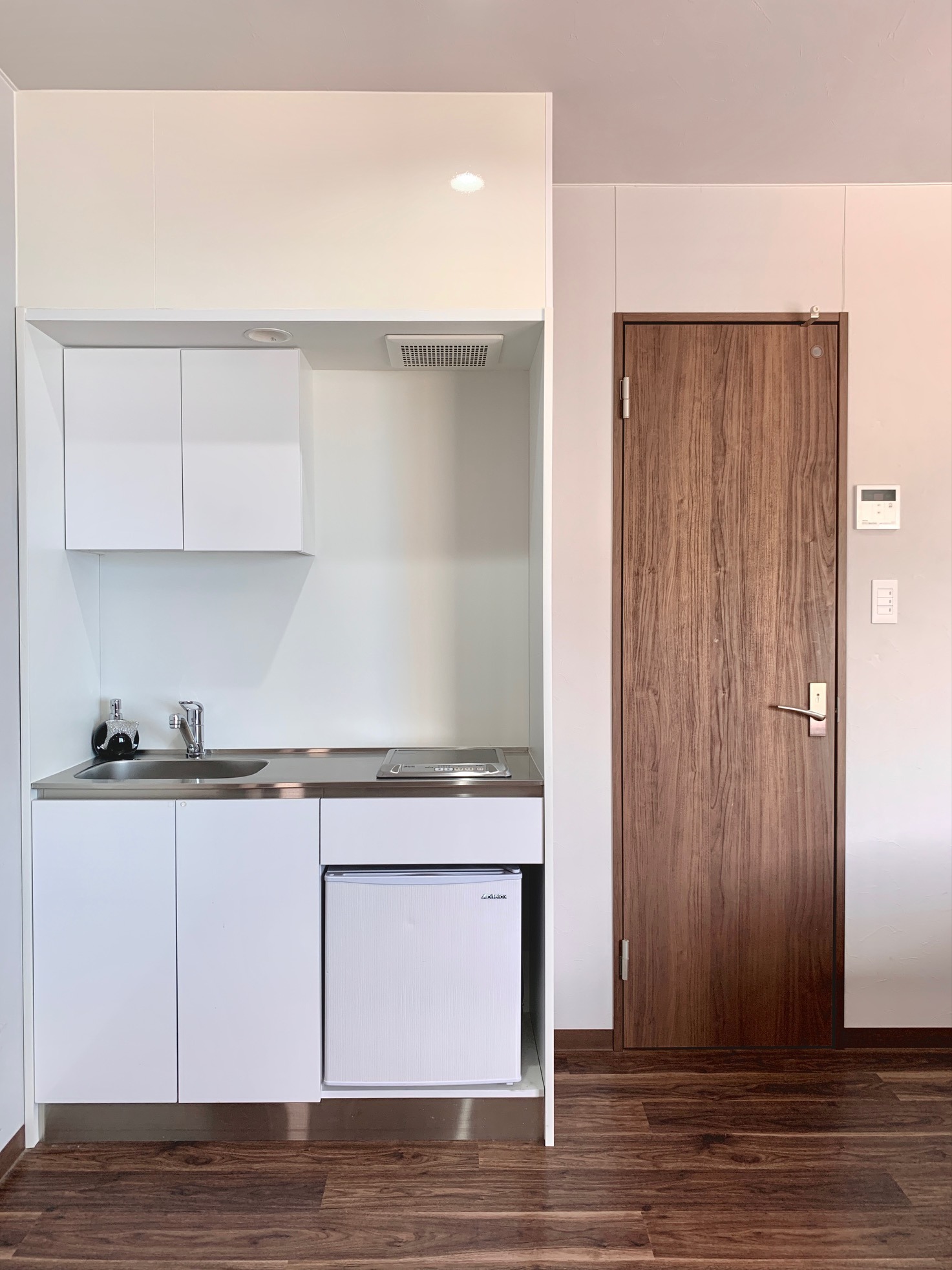 全3室ミニキッチン付き(IHコンロ1口、冷蔵庫、自炊用具も常設しています)