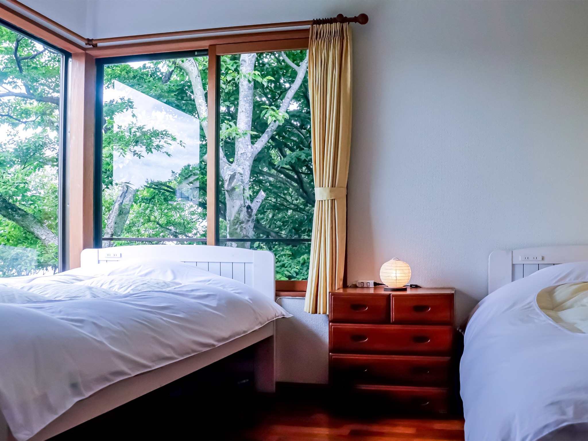 ・2階洋室 解放感のある窓から自然を楽しむ優雅なひとときを...