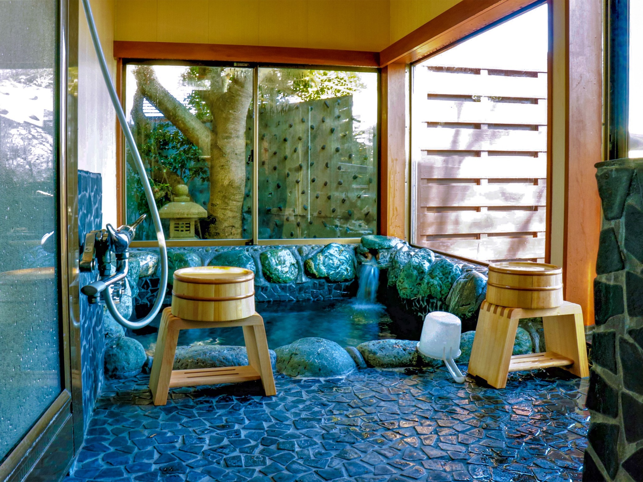 ・岩風呂 ゆったりと身体の芯まであたたまる癒し時間を...