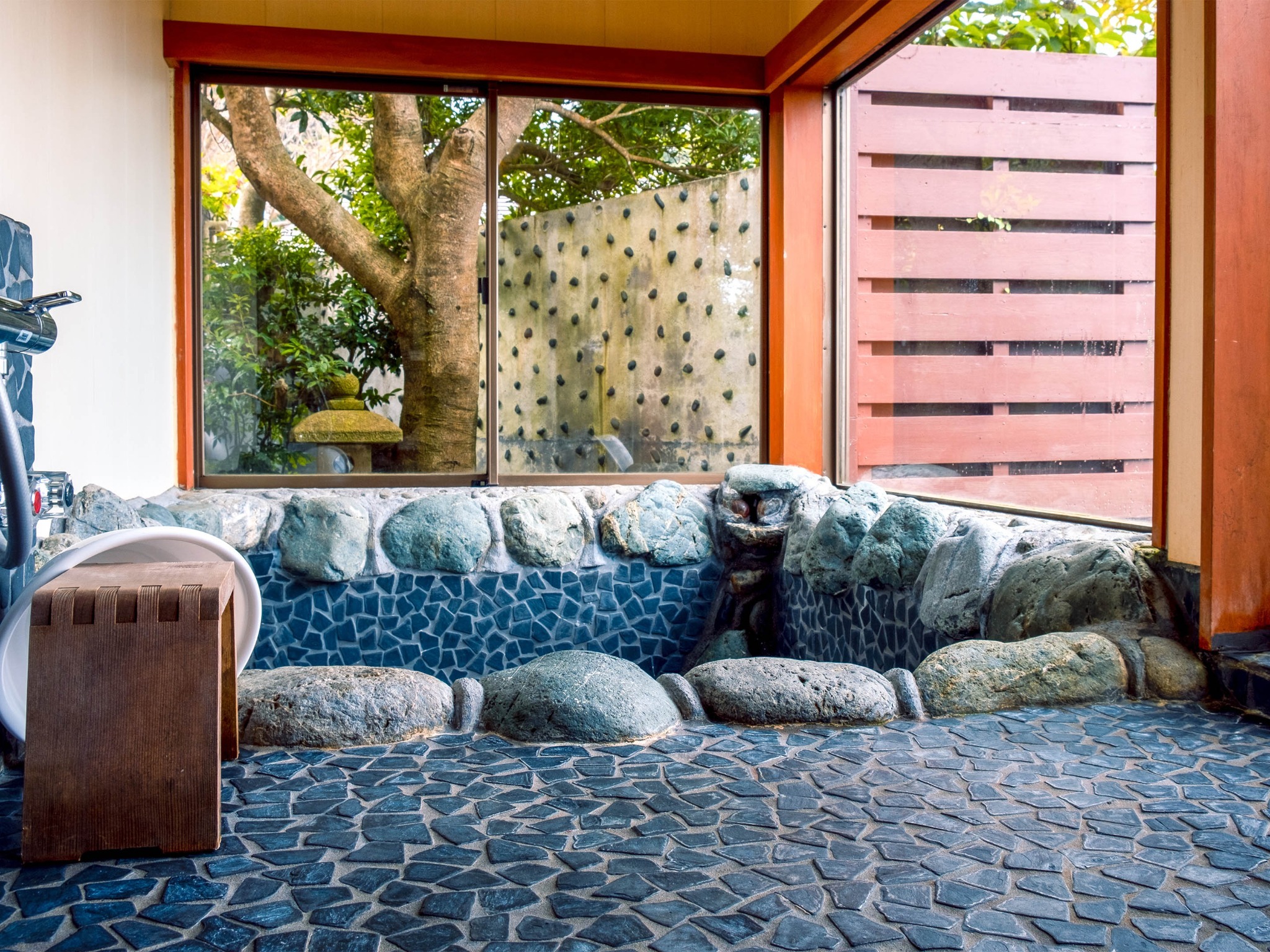 ・岩風呂 ゆったりと入浴しながら箱庭を楽しむことができます