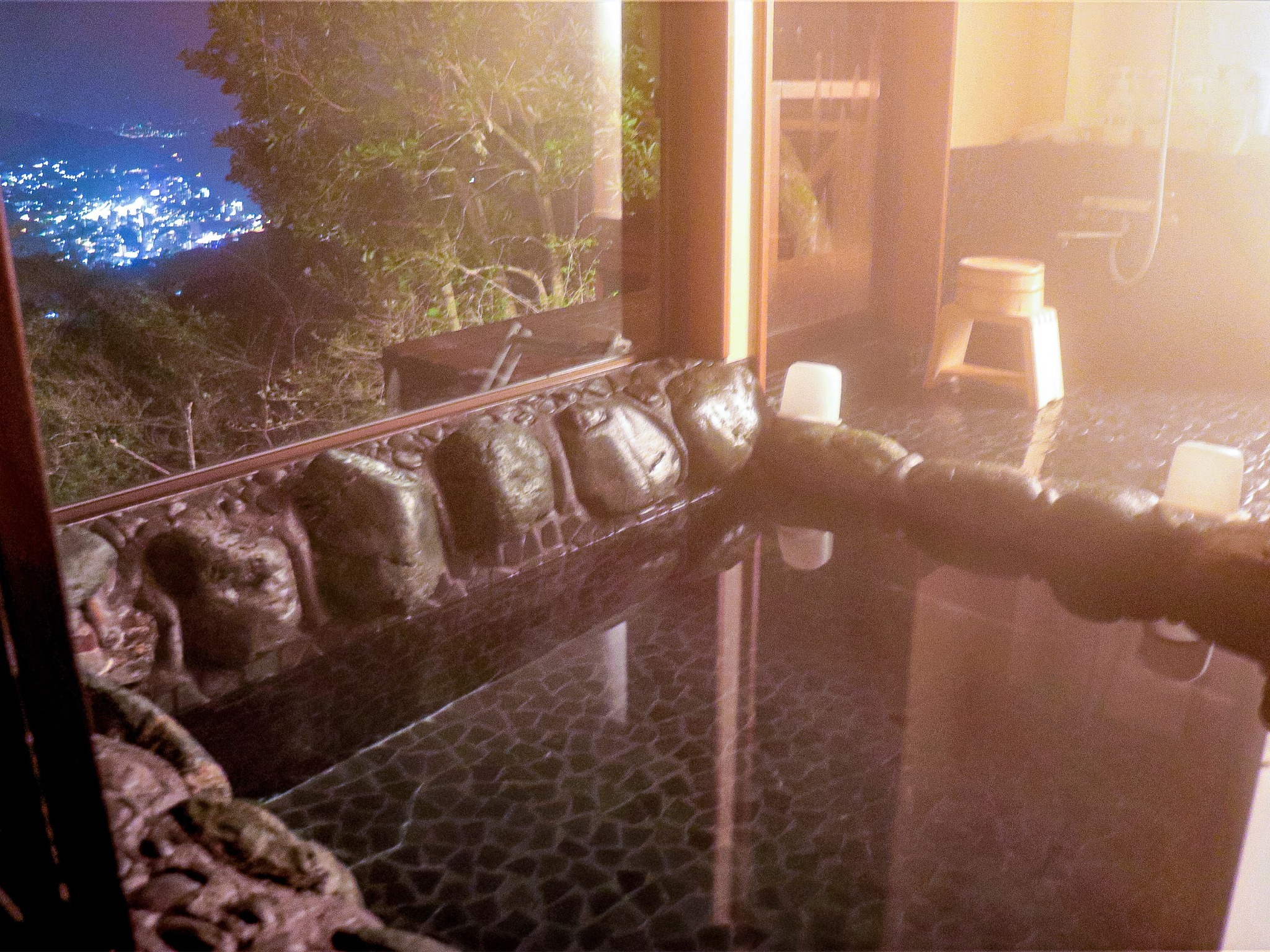 ・岩風呂 夜は光り輝く夜景を見ながら岩風呂をお楽しみいただけます