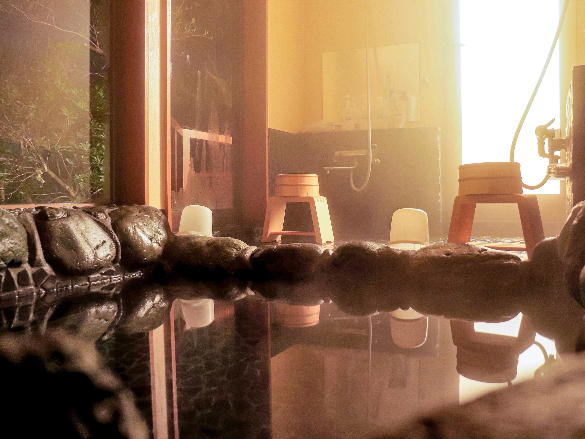 ・岩風呂 心も身体もリラックス。至福のひとときをお過ごしください