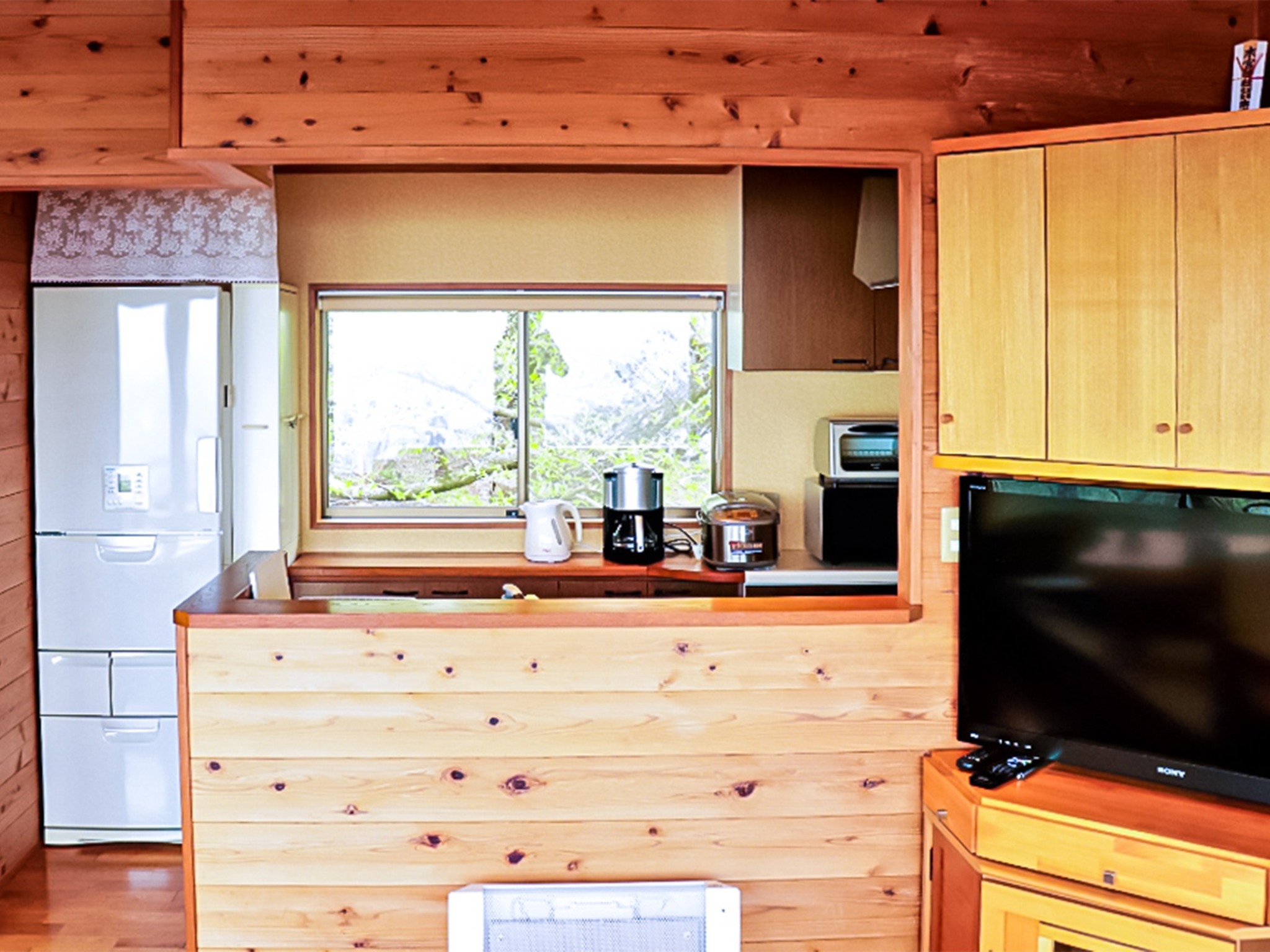 ・2階キッチン 電気ポットや炊飯器などの調理器具をご用意しております