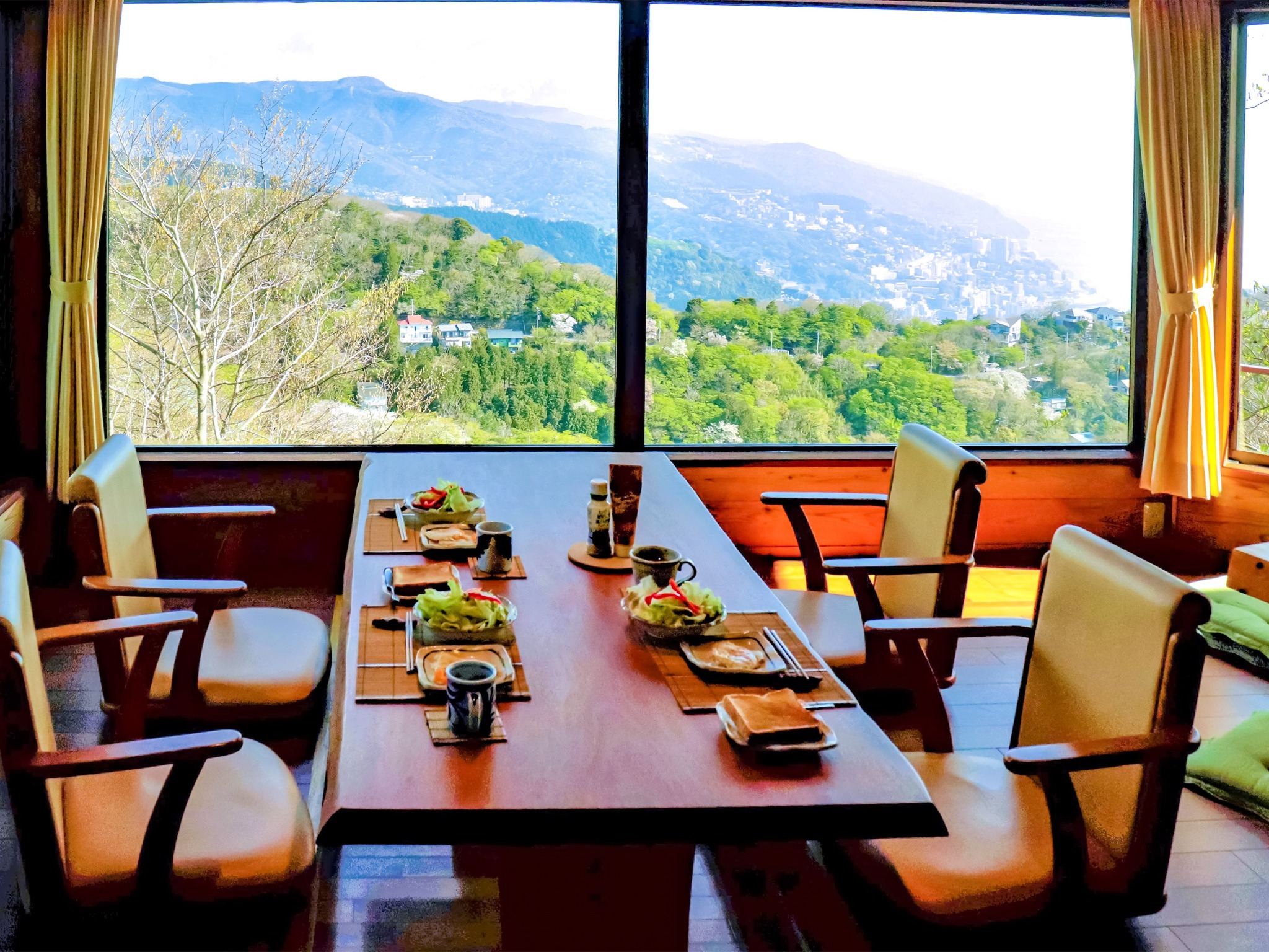 ・2階リビング 絶景を眺めながらのお食事で身体も心もリフレッシュ!