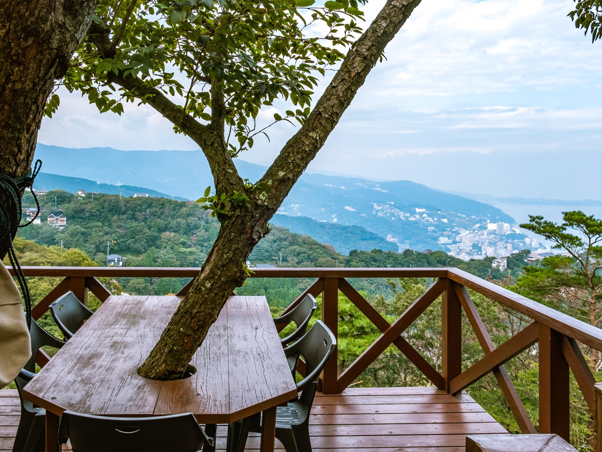 ・テラス 絶景を望めるテラスでは食事も会話も盛り上がります