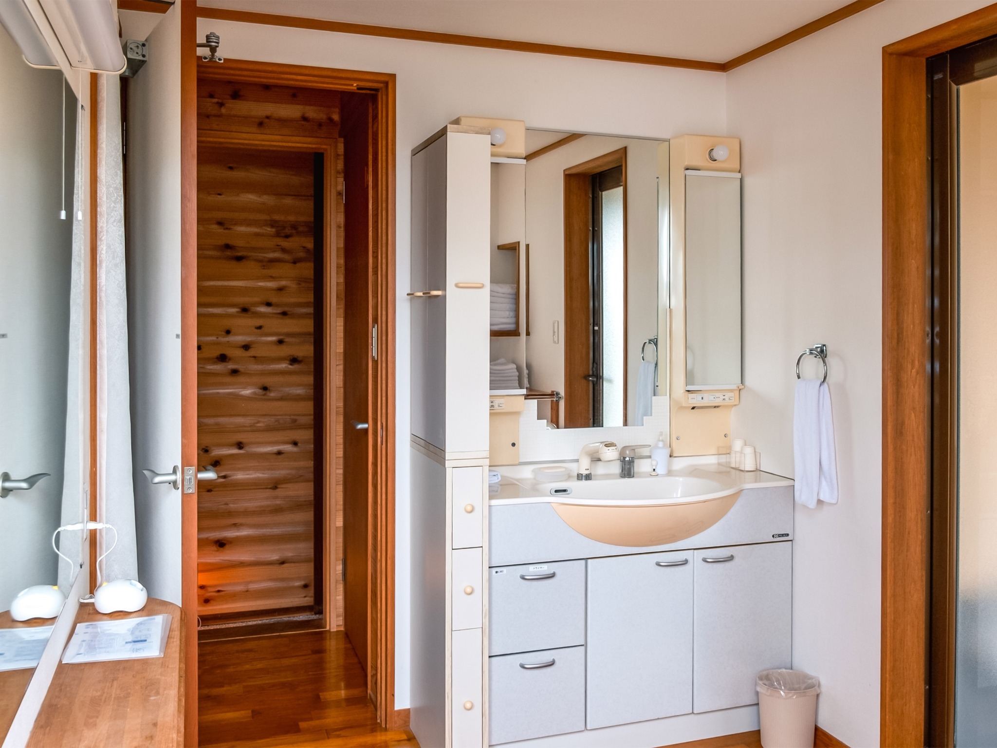 ・洗面台 清潔感のある広々とした洗面台は朝のお仕度に便利です