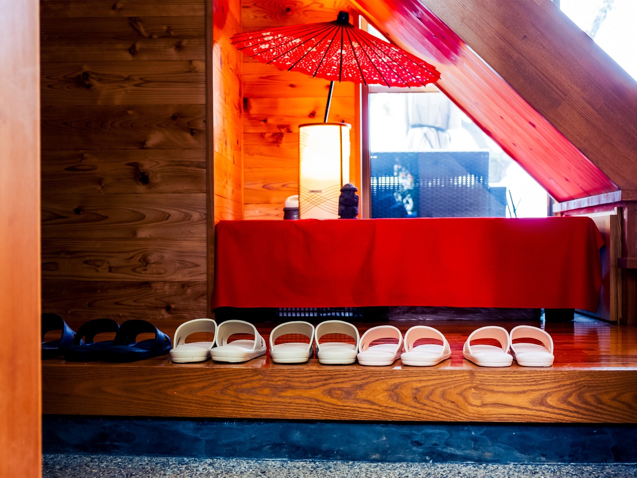 ・玄関 柔らかな照明がお客様をお迎えいたします