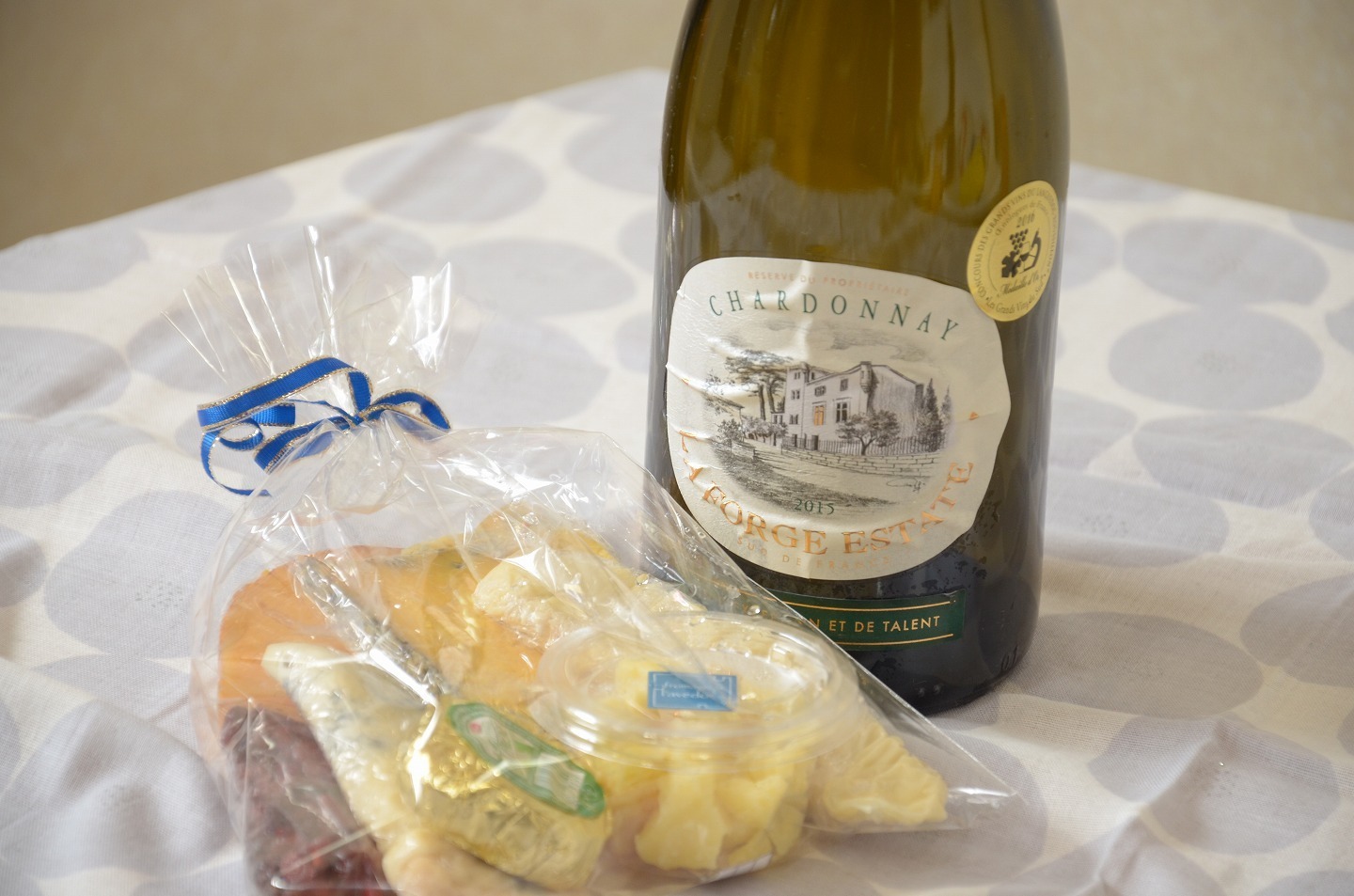 Go To キャンペーンをご利用の方にワインとチーズのサービスを致します。(人数や日数によって内容が変わることがあります。)We serve wine and cheeses to the guests who utilize Go To campaign. (due to the number of people and days of stay, things should be a little changed.)