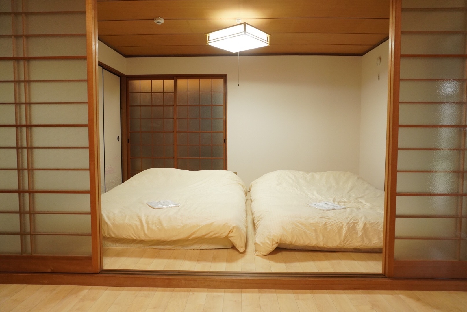 1階寝室 ダブルベッド二つ