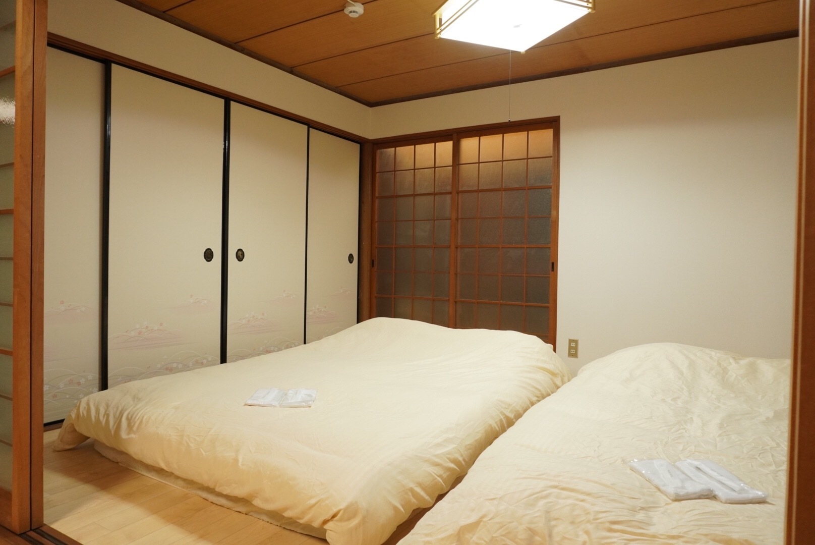 1階寝室 ダブルベッド二つ