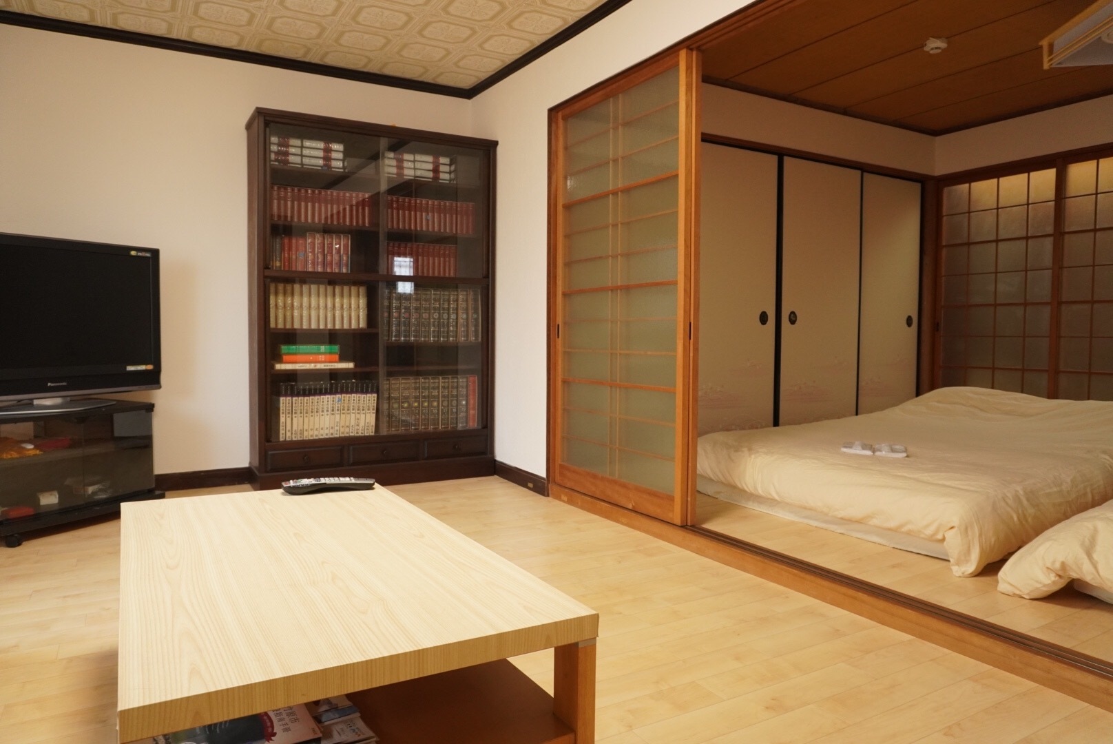 1階寝室 全部で12畳あります