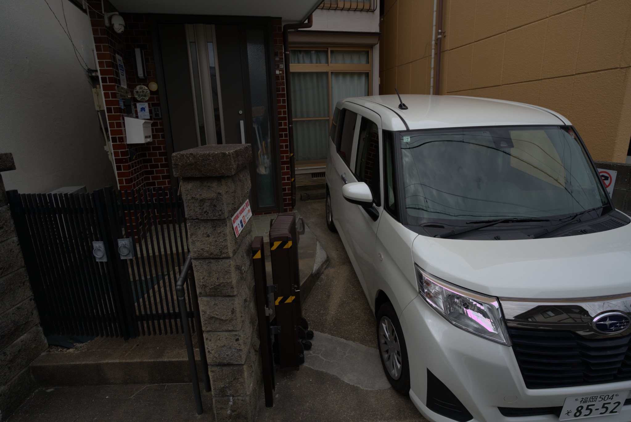 駐車場 サイドドア注意