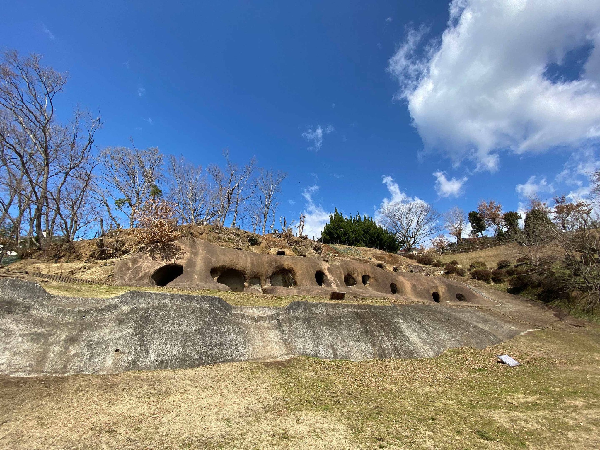 ・【周辺観光】柏谷公園・国指定柏谷横穴群