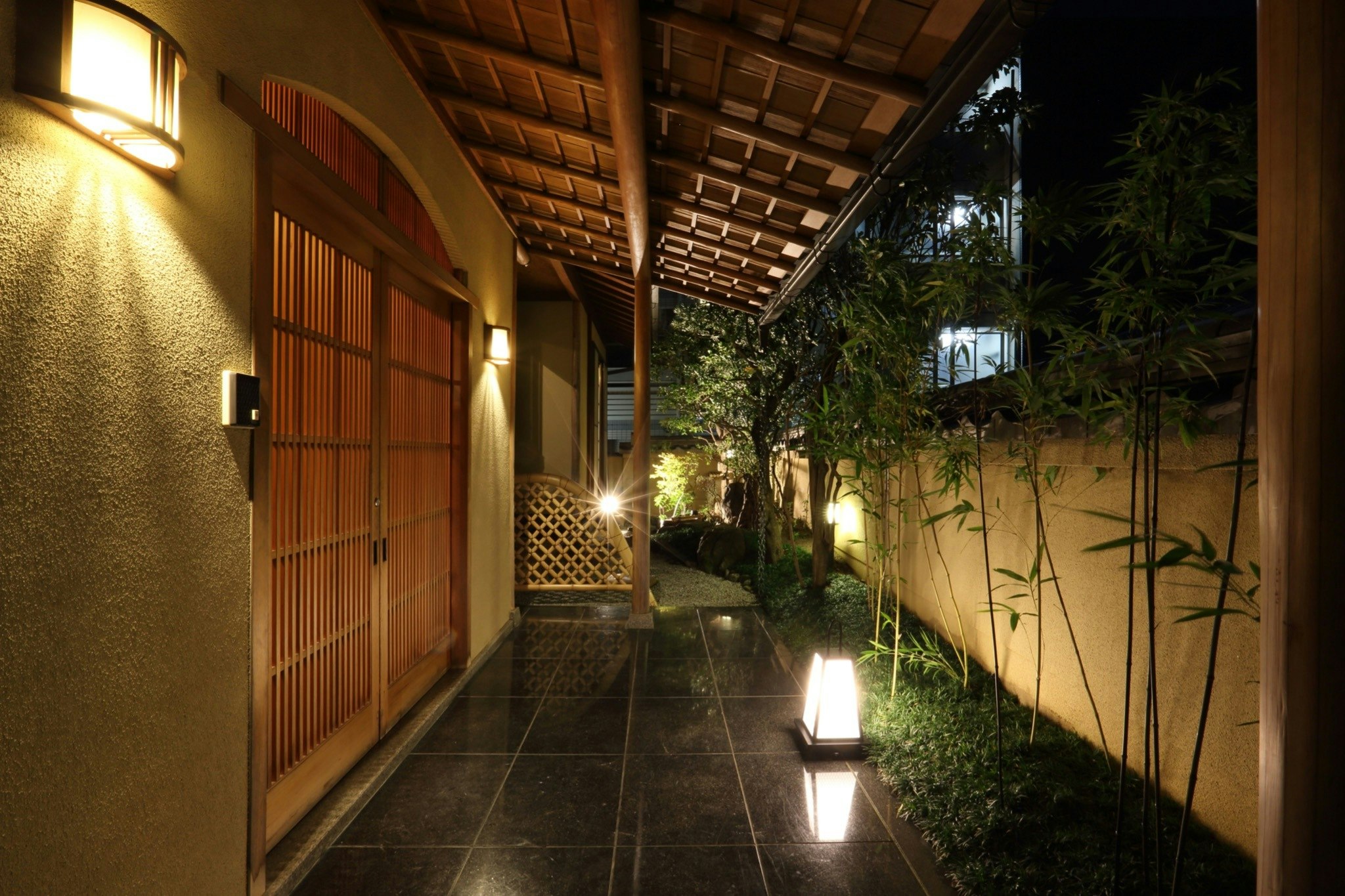 日本で一番人気の伏見稲荷大社から徒歩30秒