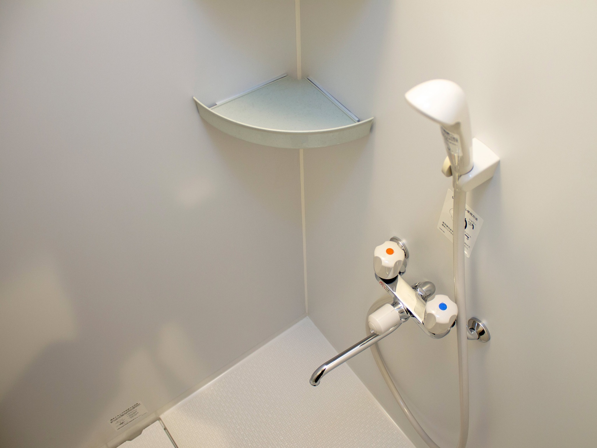 ・シャワールーム(バスタブはございません)