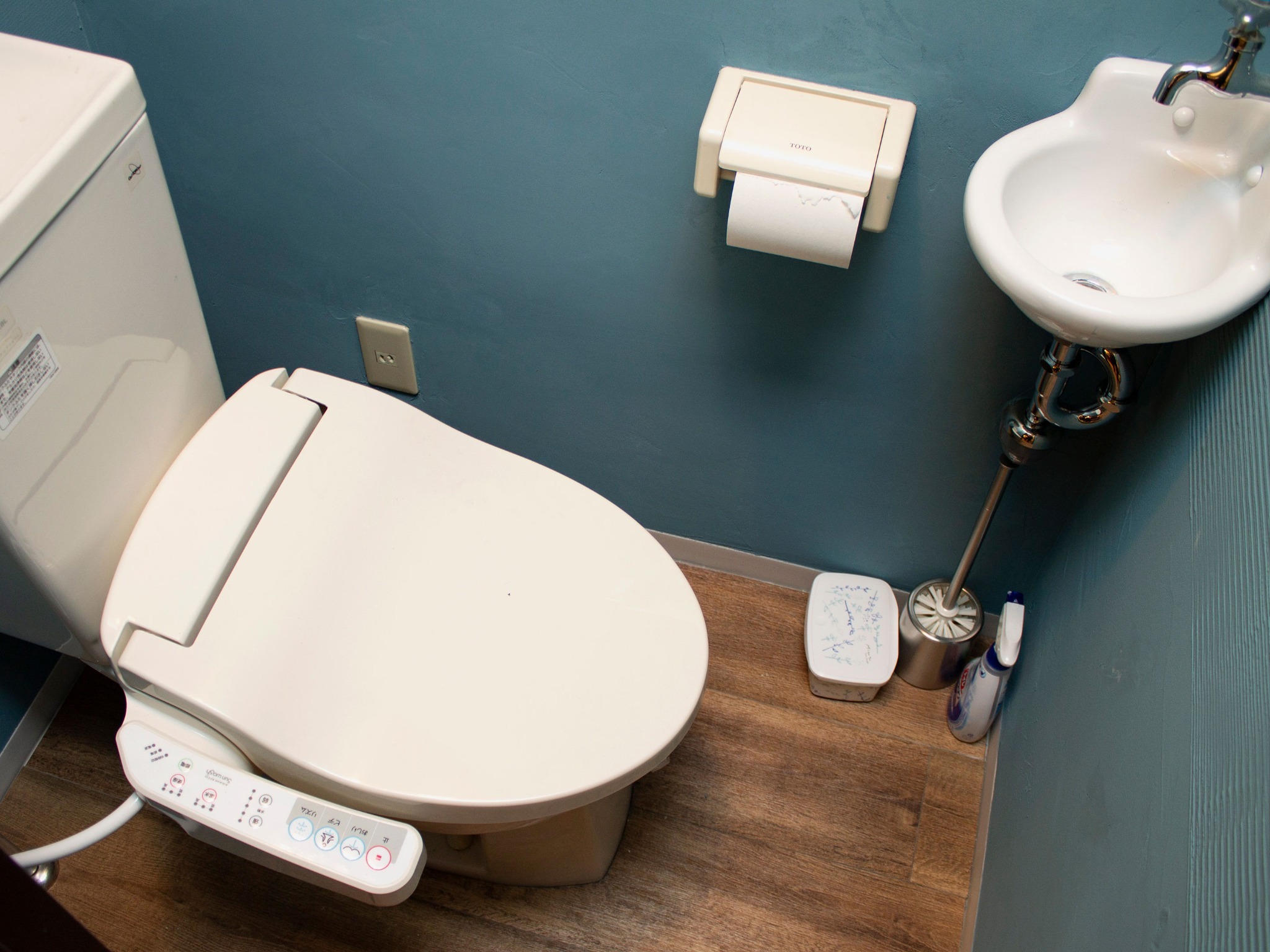 ・トイレは温水洗浄便座付です