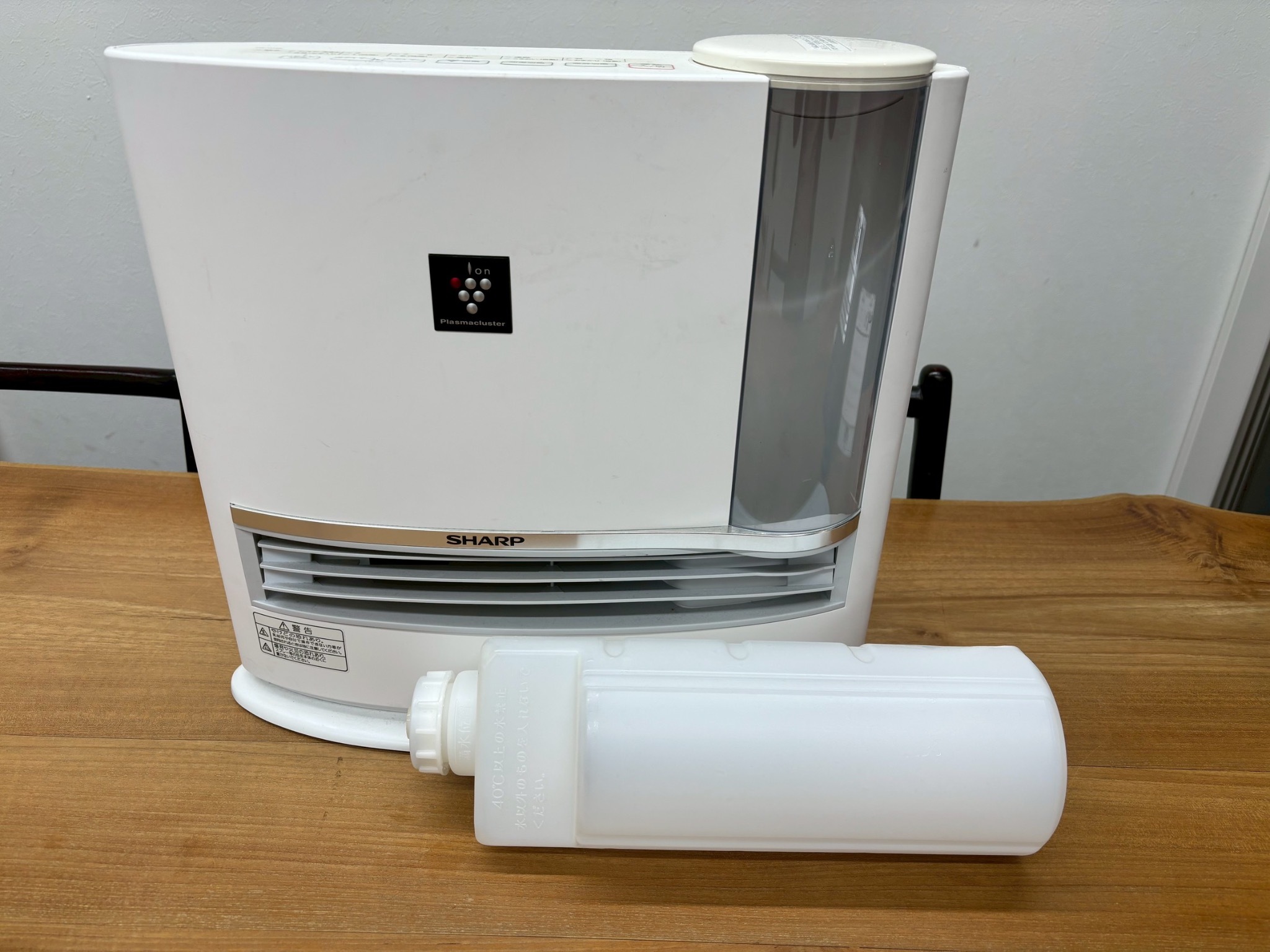 加湿器付き暖房器具 台数1台のみ 予約にて貸出可能 他のお部屋で予約がある場合は貸出不可となります Humidifier-equipped heater (only one available) Available for rental by reservation If another room is reserved, the room cannot be rented.