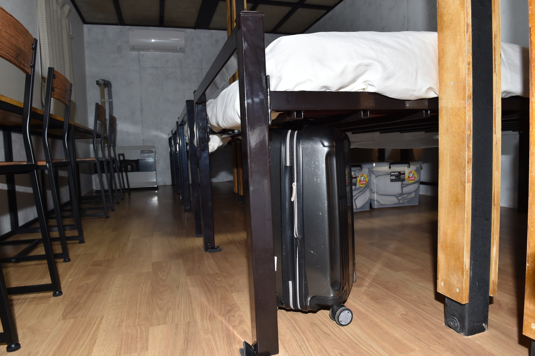 ベッド下にスーツケースが入ります