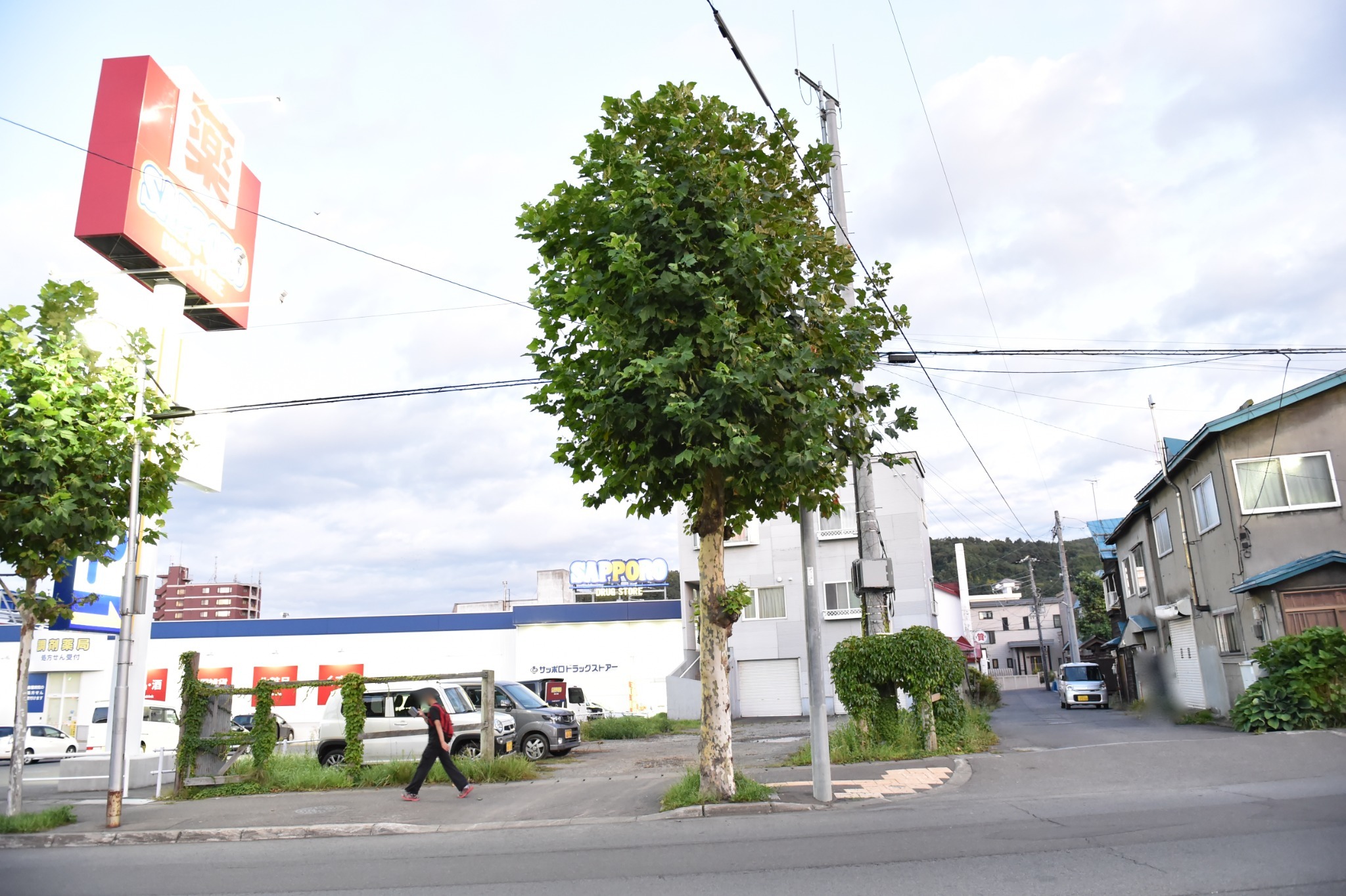 サツドラ横の小路を左折します