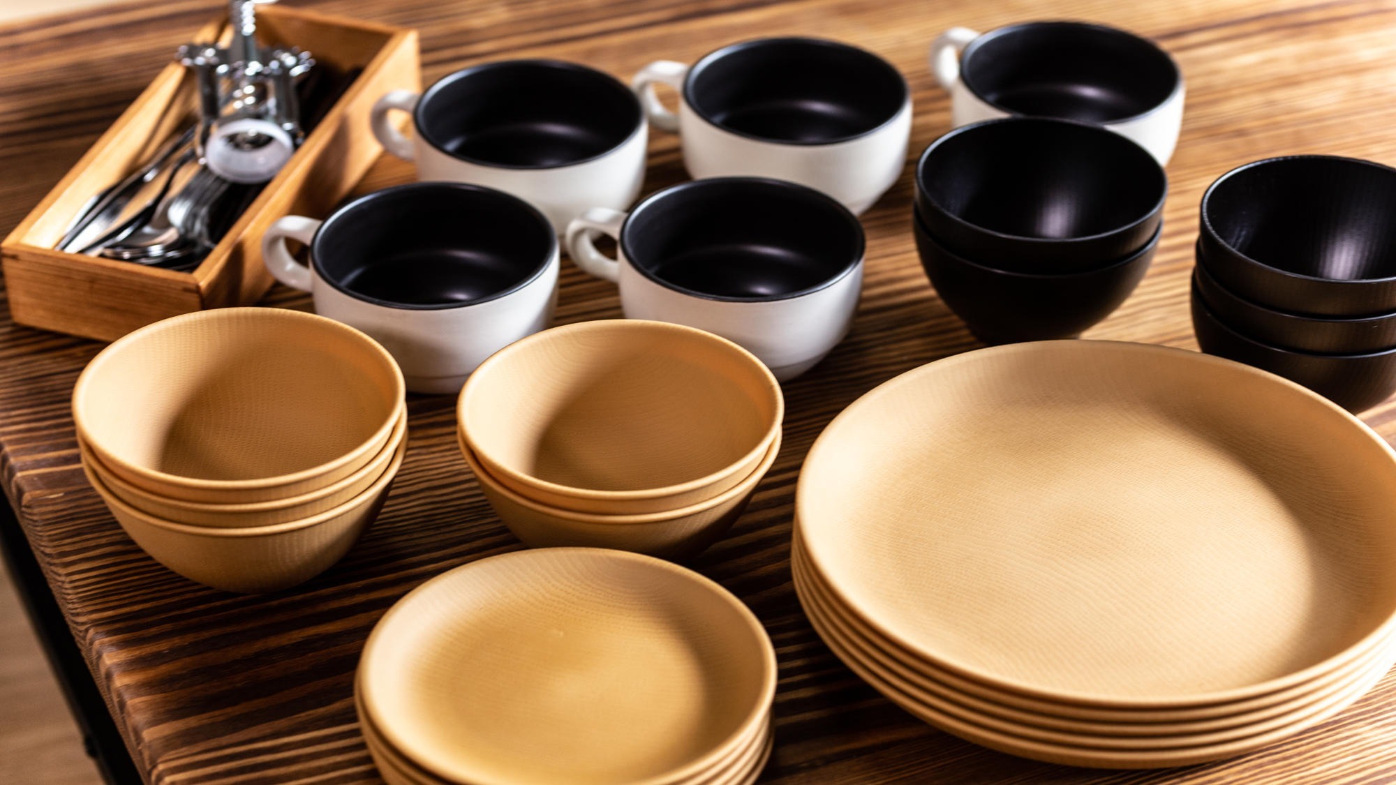 ・キッチン備品(皿、カトラリー、カップ)