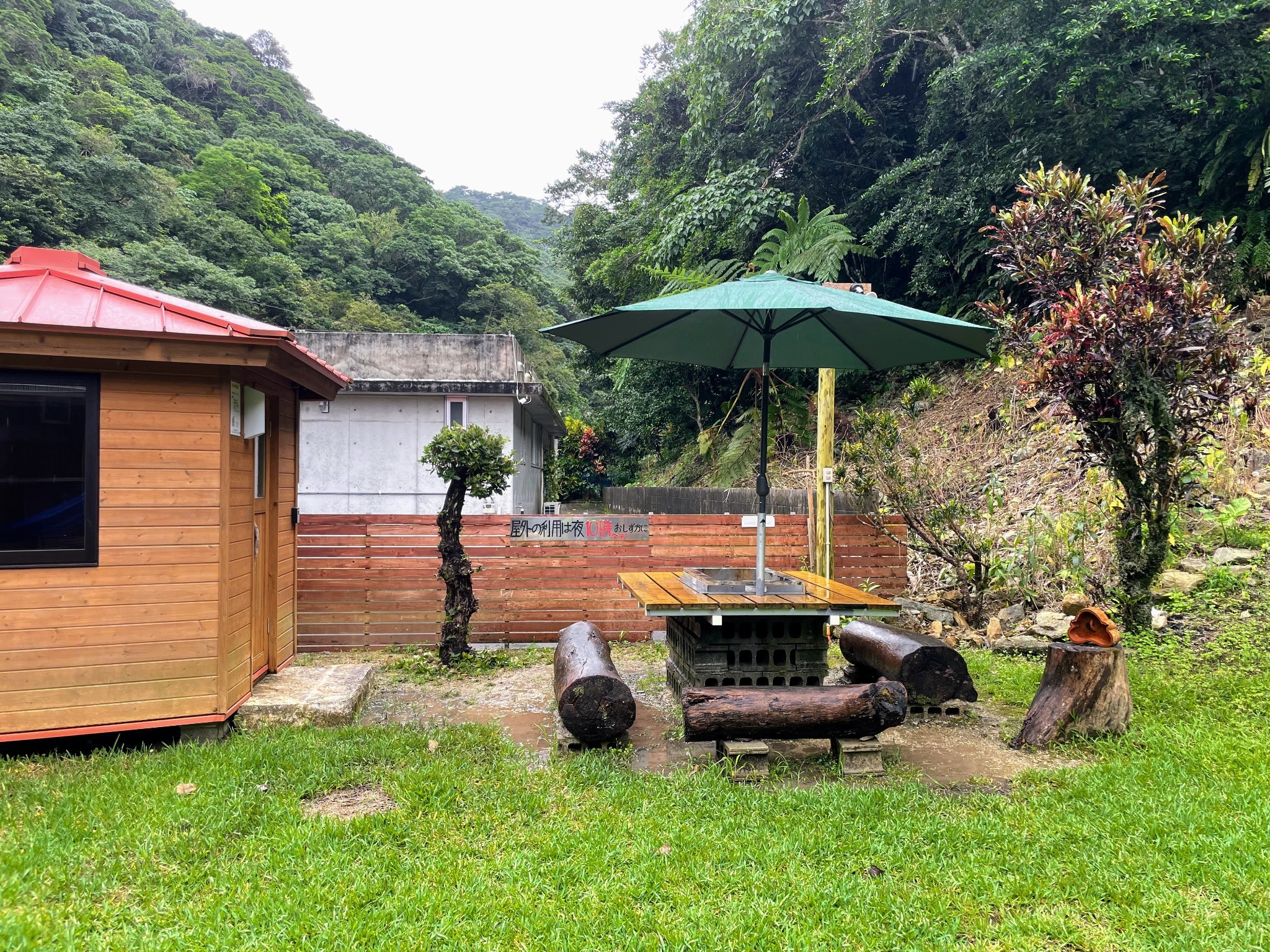 庭のバーベキュー設備と小屋