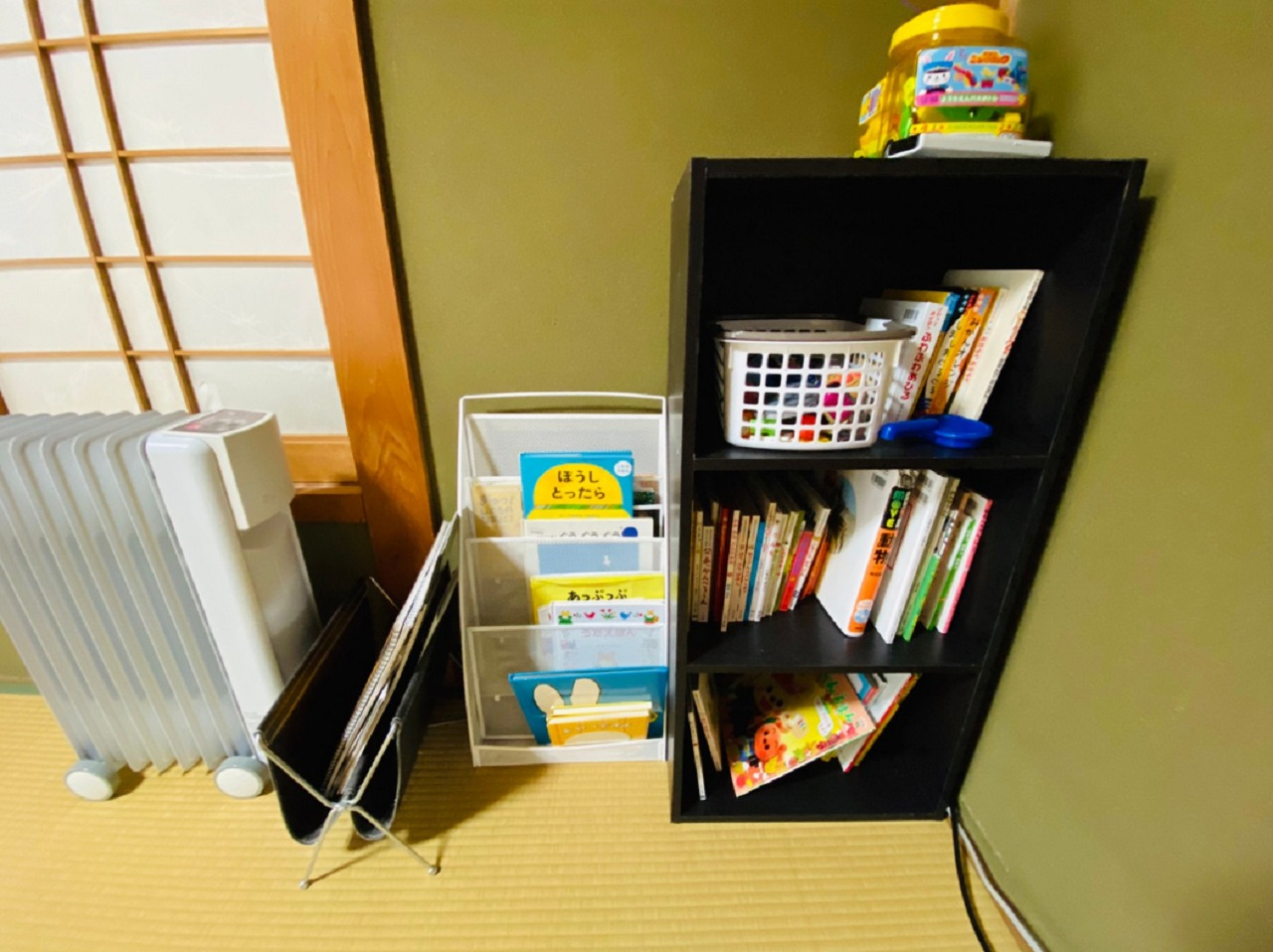 Children’s books are provided in house. 施設内にはお子様の本があります。