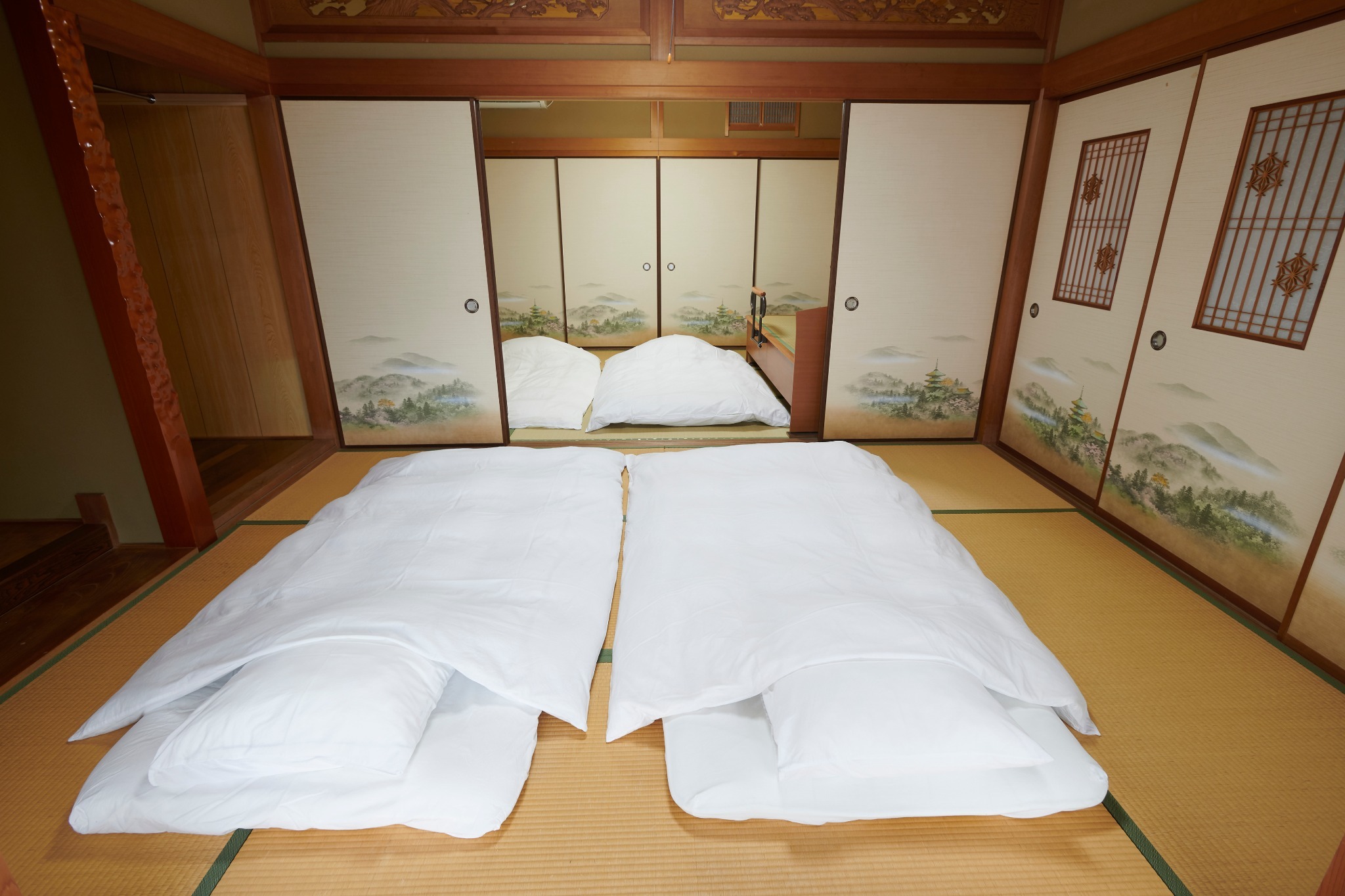 6 people can sleep in the Japanese room. In case of 7 or 8 people, please use the living room. 和室に6名様までお休みになれます。7人以上になる場合にはリビングスペースをご利用ください。