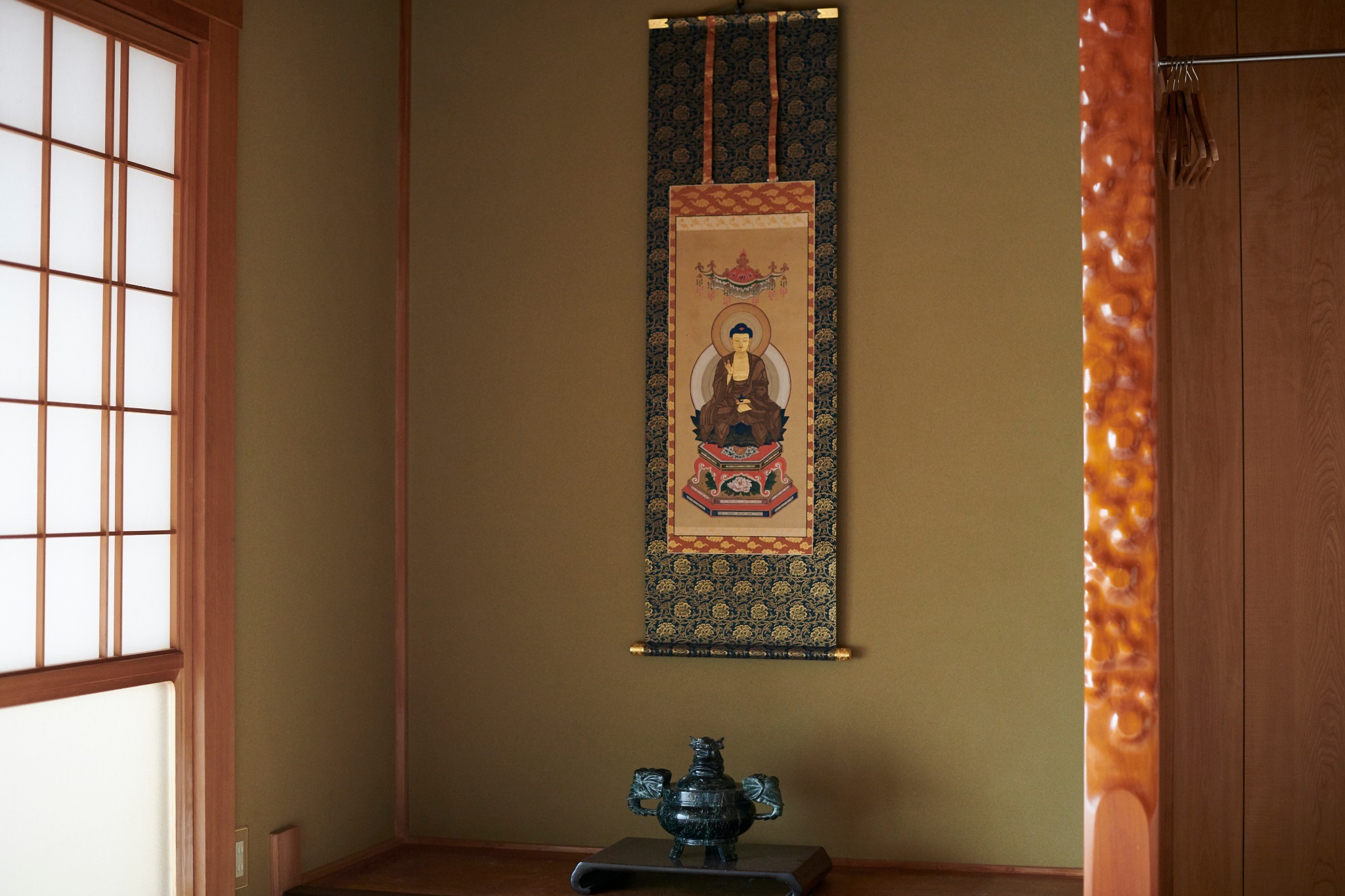 The tokonoma, a Japanese-style alcove, is a recess built into the wall of a Japanese-style room. A scroll called kakejiku in Japanese, is hung on the back wall of the alcove. 床の間の掛け軸をお楽しみください。