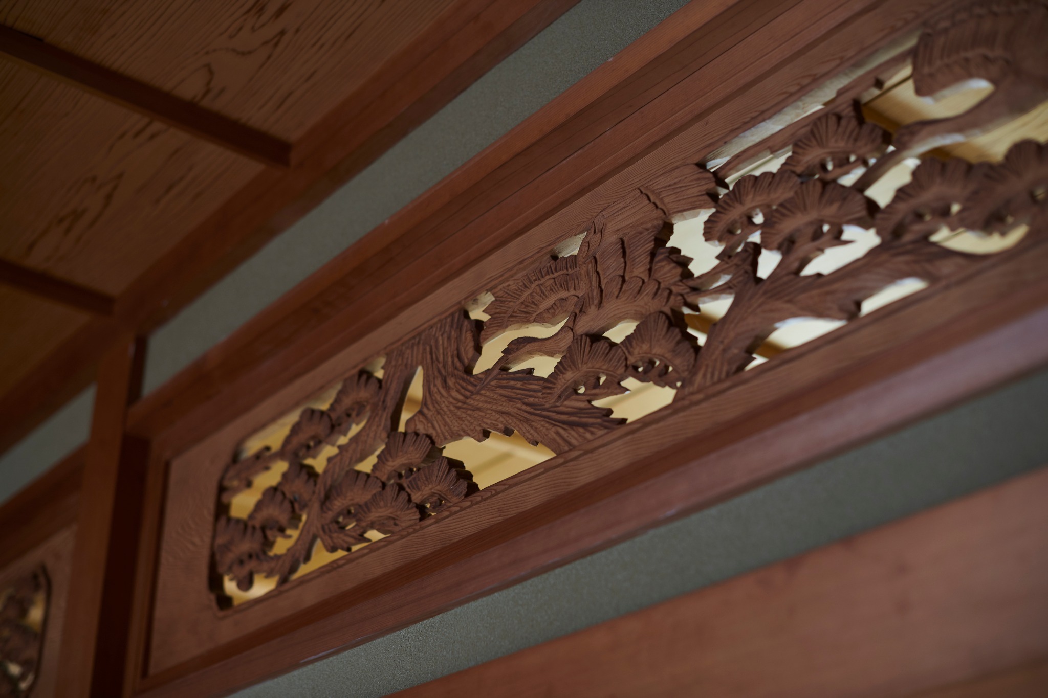 Ranma Engraving  (Japanese Crafts) ”Ranma” is an opening space that is provided between the ceiling and the paper sliding door for ventilation and daylighting.