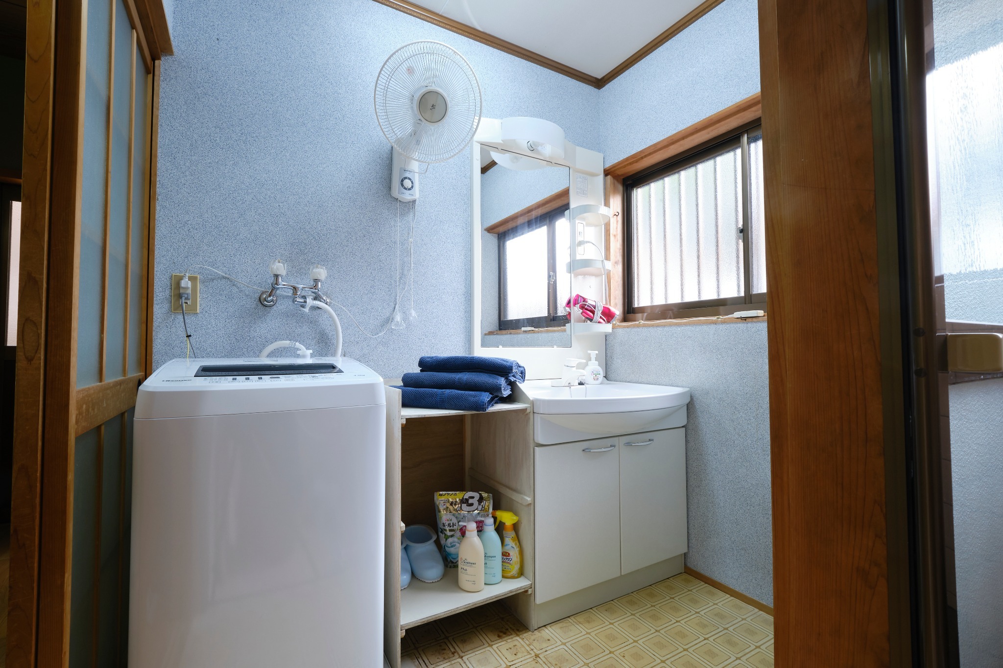The wash room. You can use the washing machine if you want. 洗面所です。洗濯機はご自由にご使用ください。