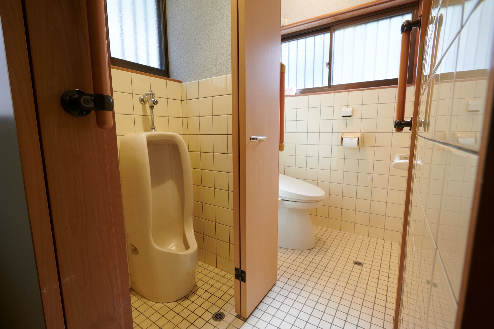 This is the toilet. トイレです。男性用が分かれており、清潔です。