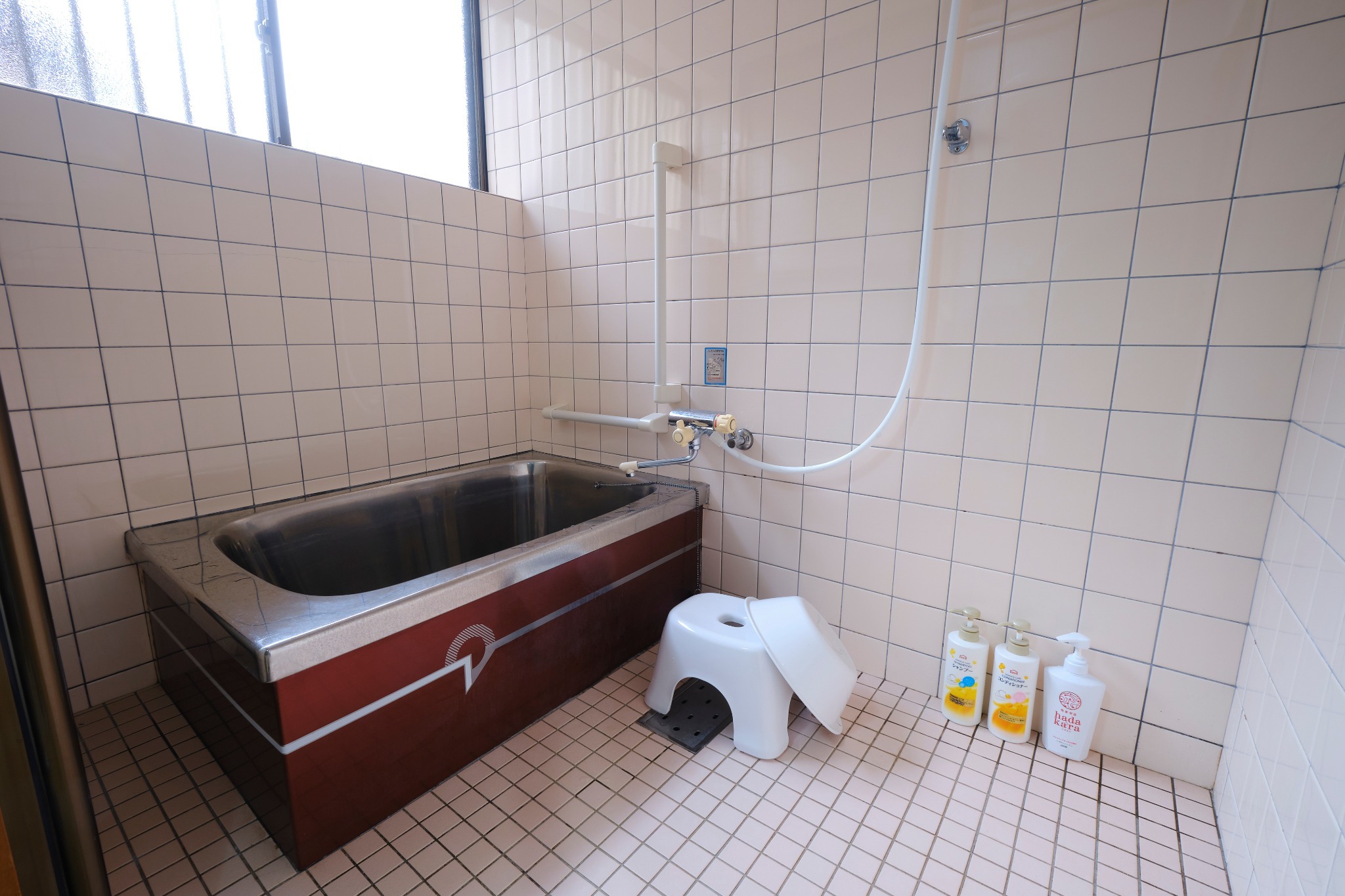 This is the bathroom. Shampoo and Soap are provided. お風呂です。シャンプーや石けんなど備えています。