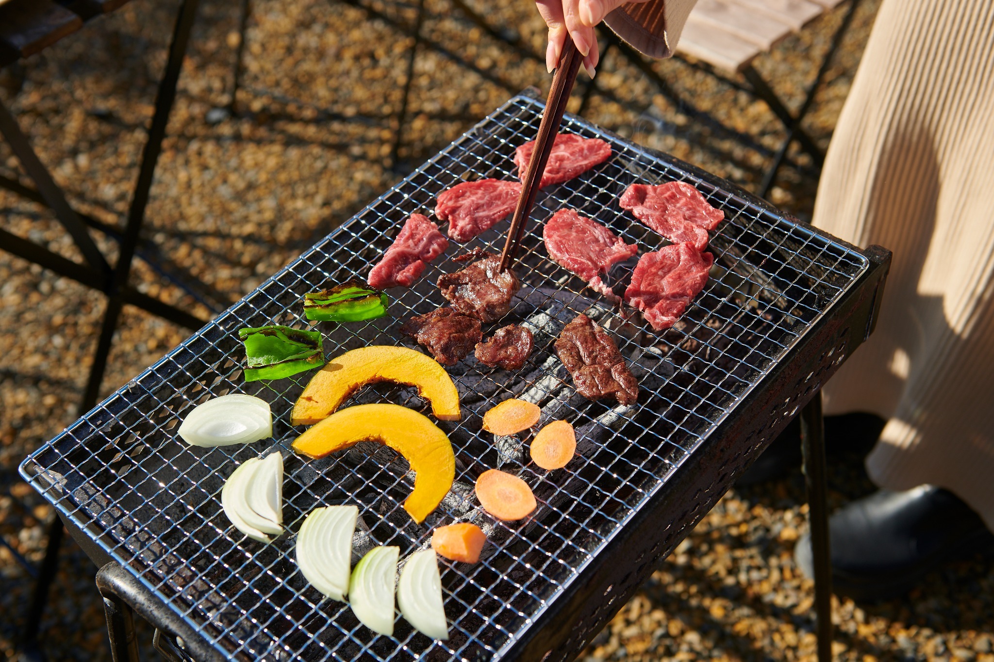 You can enjoy barbecuing in front of the house. We can provide barbecue tools for a fee. However, please finish by 21:00 which might inconvenience the neighborhood. 家の前でバーベキューなどもお楽しみ頂けます。道具の貸し出し(有料)も行っておりますのまた、近隣の迷惑にならないように21時まででお願いいたします。