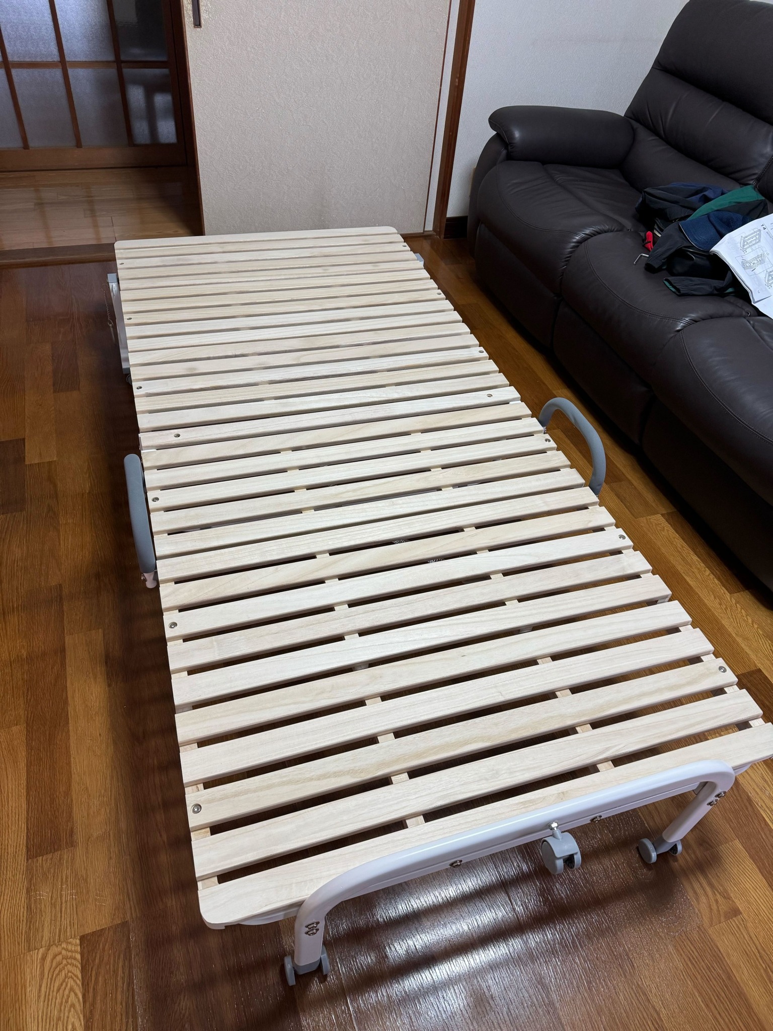 【オプションの折りたたみベッドに関して】 折りたたみベッドを1台ご用意しております。 ご希望の方は、あらかじめご連絡ください。 [About the Optional Foldable Bed] We have one foldable bed available upon request. Please let us know in advance if you would like to use it. 【于可的折床】 我提供一可折床,如有需要提前告知我。