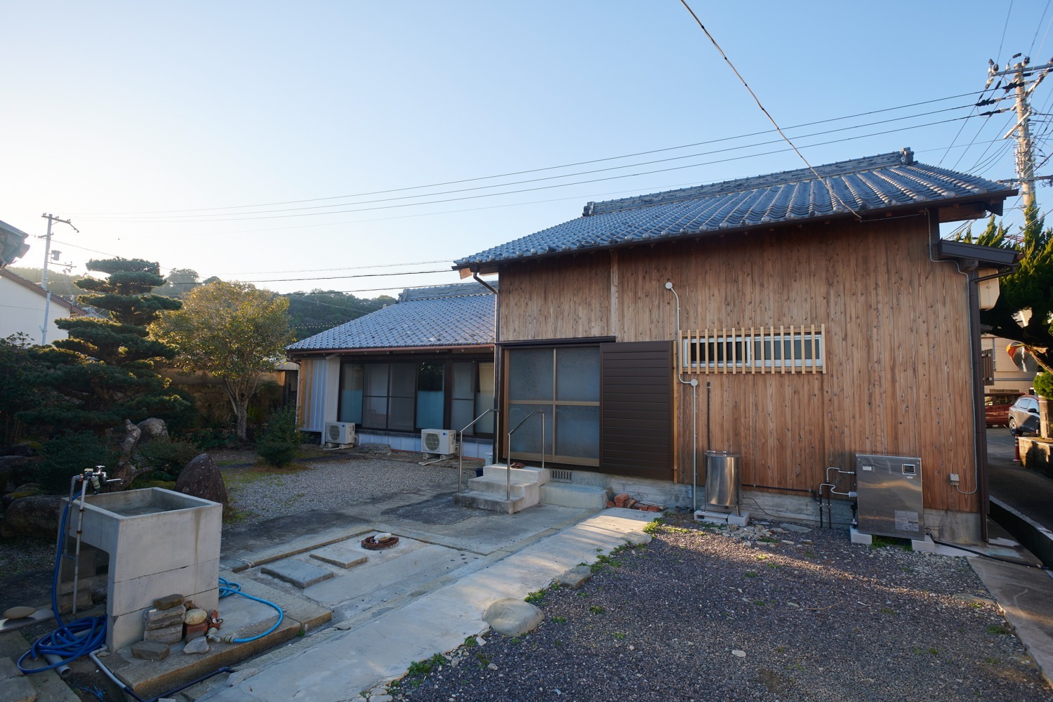 You can enjoy barbecuing in front of the house. We can provide barbecue tools for a fee. However, please finish by 21:00 which might inconvenience the neighborhood. 家の前でバーベキューなどもお楽しみ頂けます。道具の貸し出し(有料)も行っておりますのまた、近隣の迷惑にならないように21時まででお願いいたします。