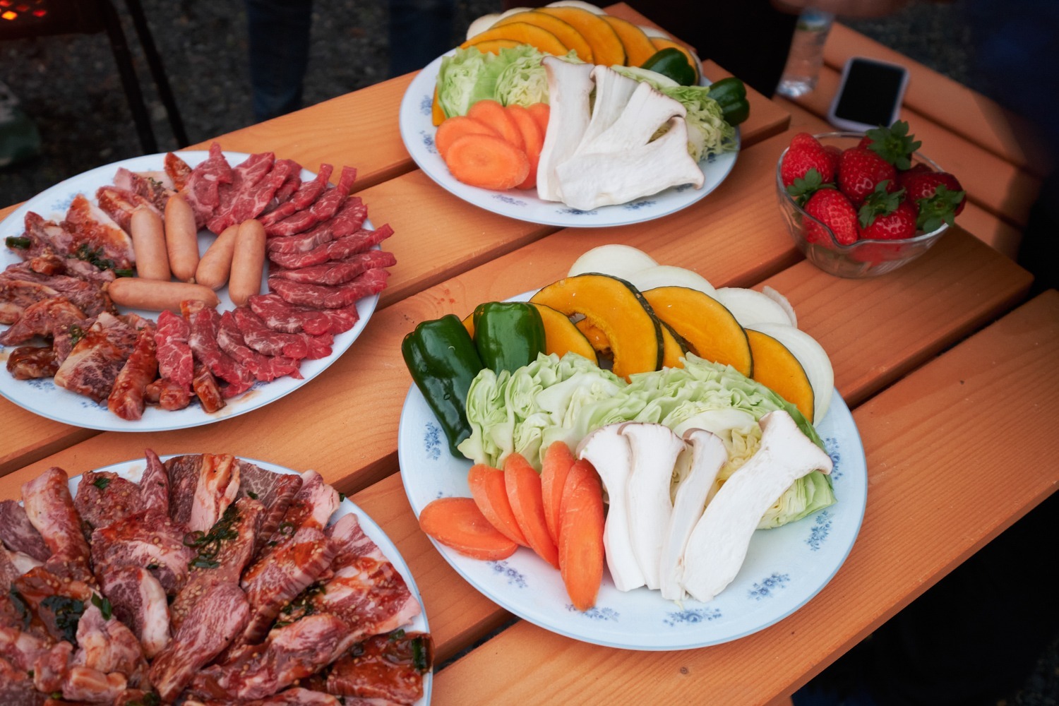 You can enjoy barbecuing in front of the house. We can provide barbecue tools for a fee. However, please finish by 21:00 which might inconvenience the neighborhood. 家の前でバーベキューなどもお楽しみ頂けます。道具の貸し出し(有料)も行っておりますのまた、近隣の迷惑にならないように21時まででお願いいたします。