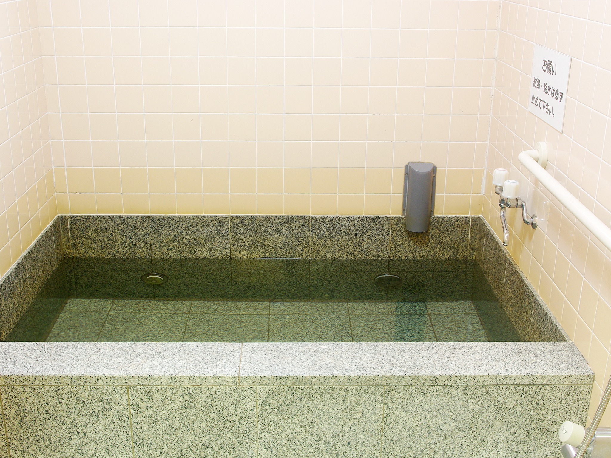 ・共用の浴場は大小2つ。天然活性石温泉になります