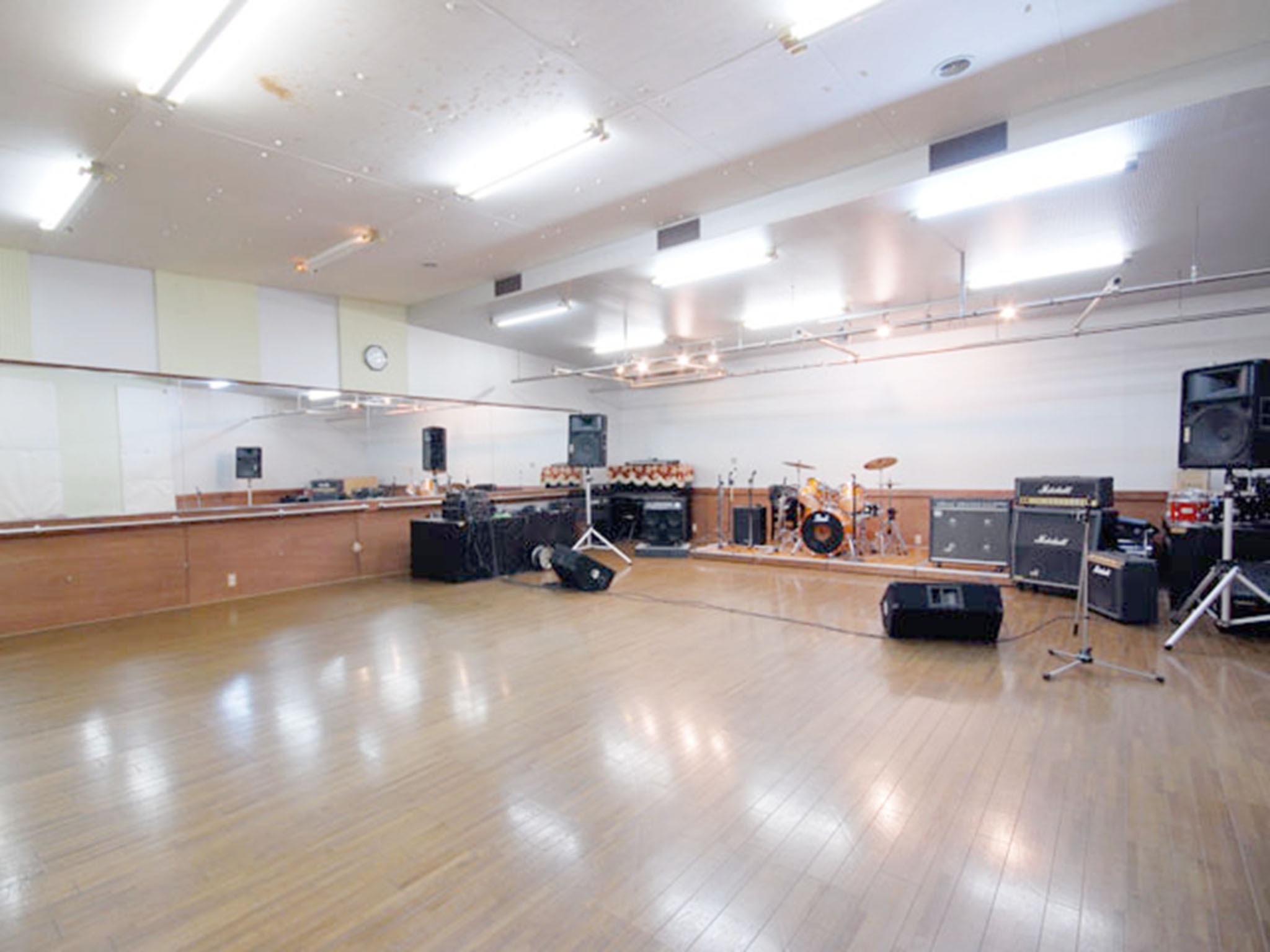 ・本格的な音楽スタジオがございます