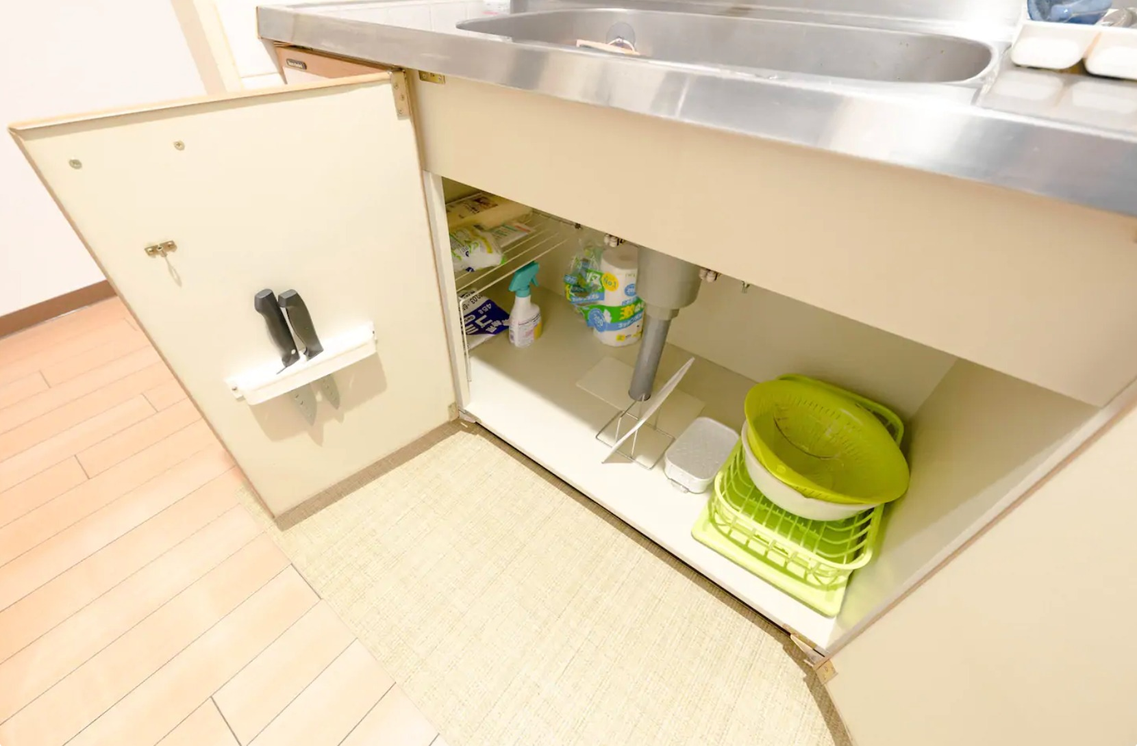 包丁はシンク下の扉に