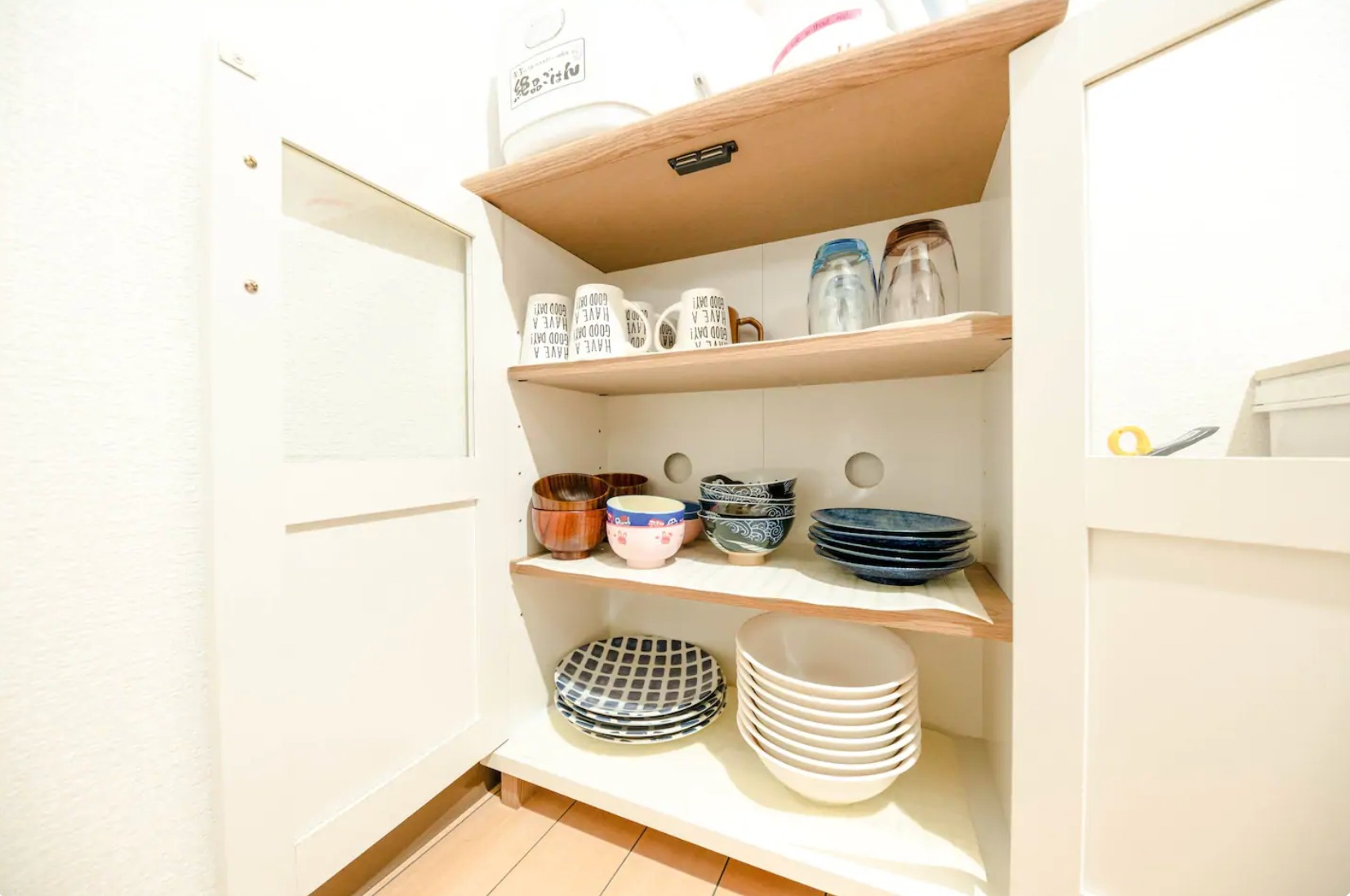 食器類戸棚に
