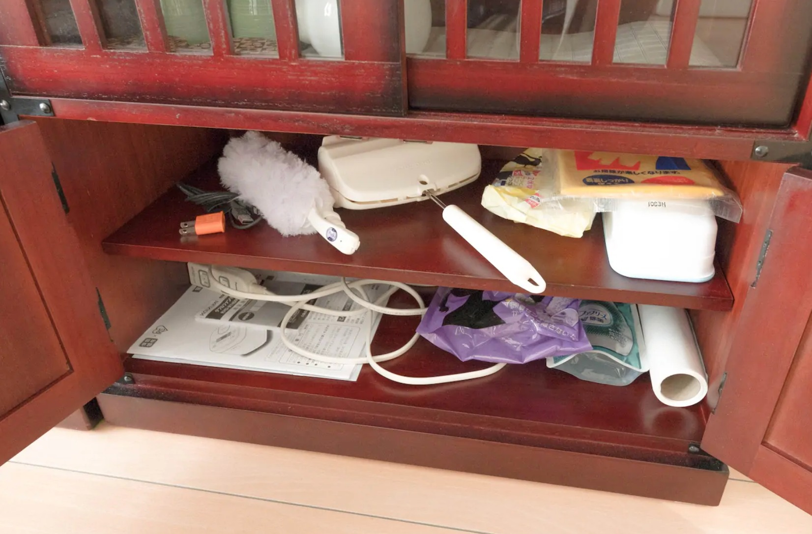 清掃用具テレビボード下にあります