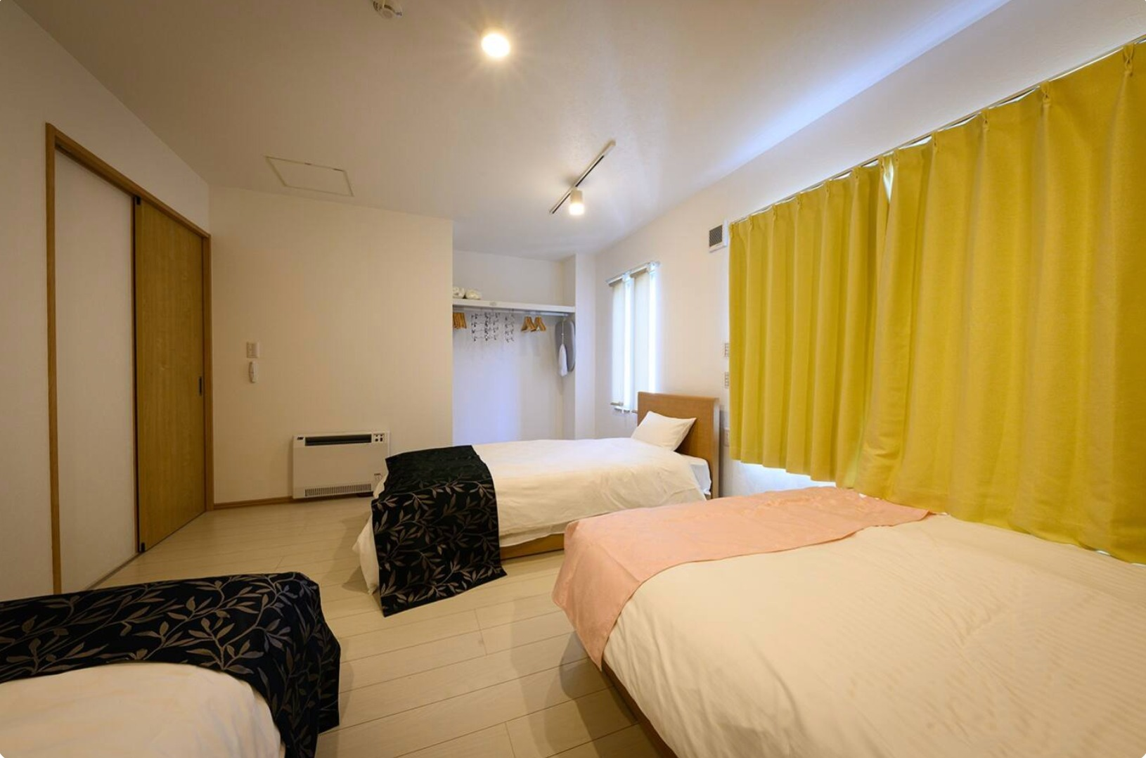 寝室は2つ、各部屋ダブルベッド1台、シングルベッド2台