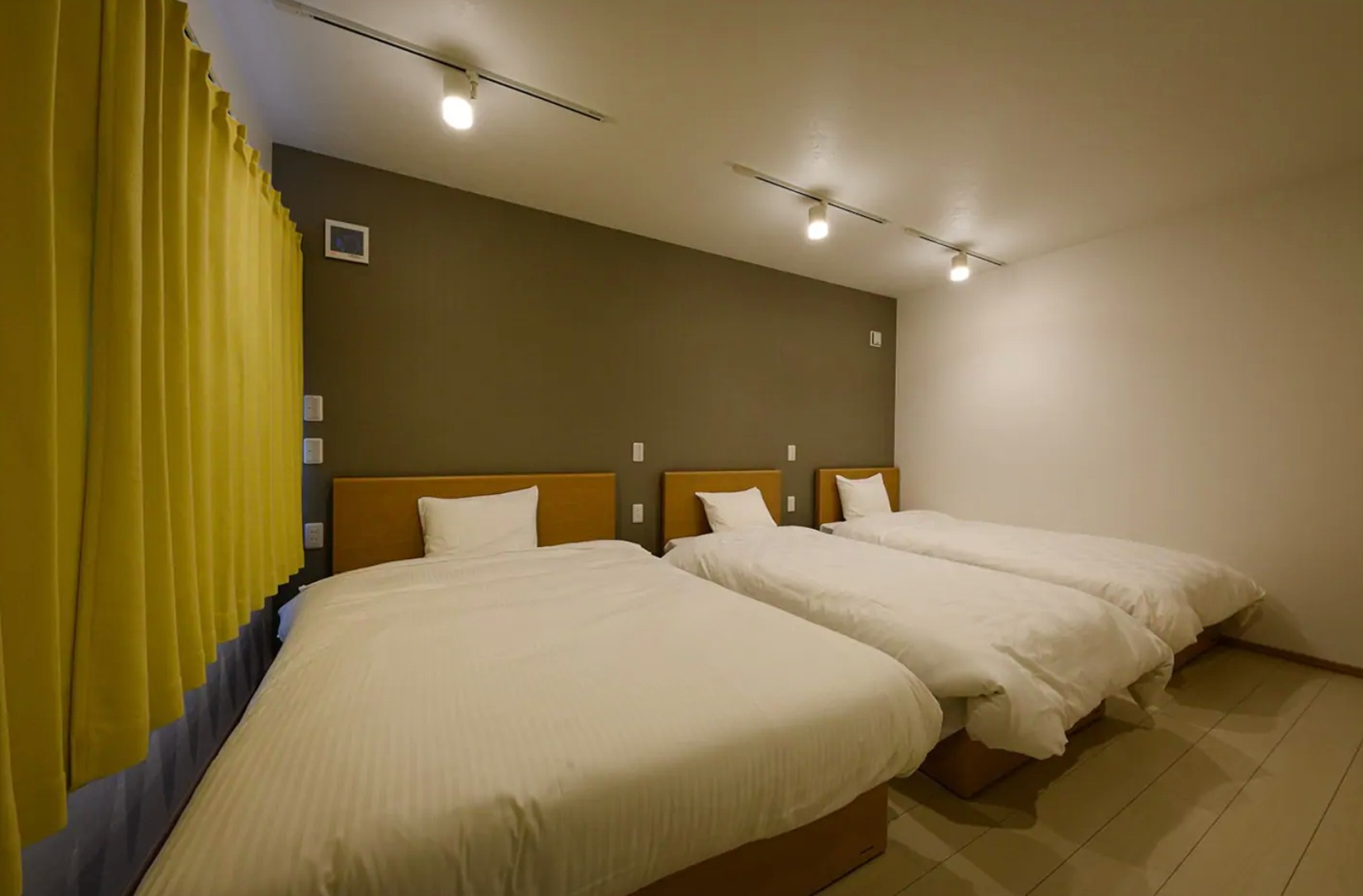 寝室は2つ、各部屋にダブルベッド1台、シングルベッド2台