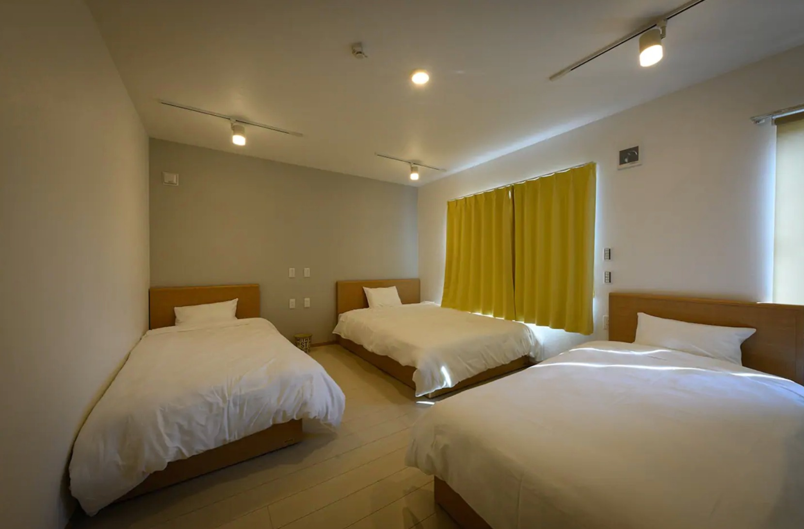 寝室は2つ、各部屋にダブルベッド1台、シングルベッド2台