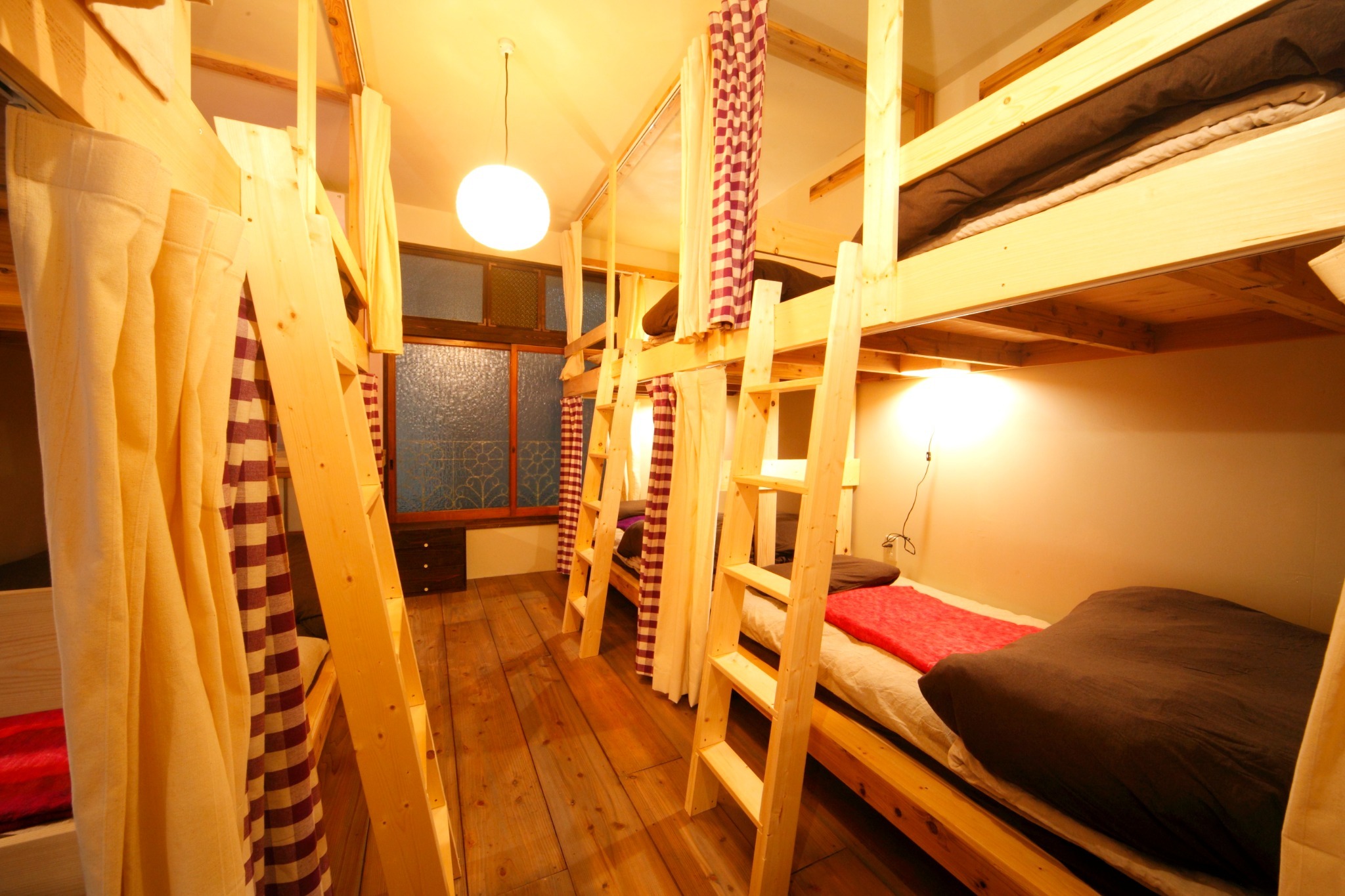 8人部屋 2段ベッドx4